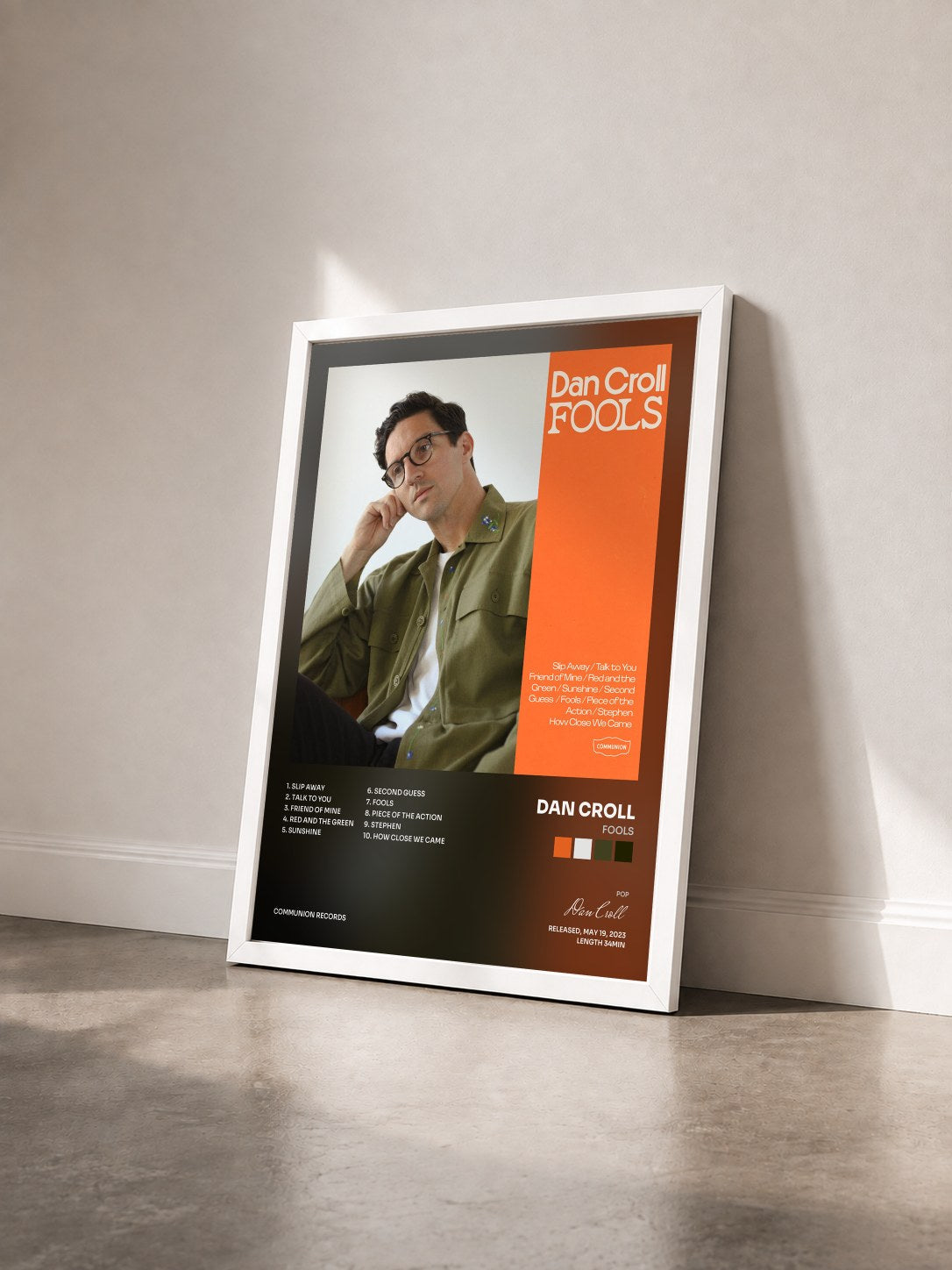 #blanc Tableau de l'album Fools de Dan Croll vu de trois quarts, cadre blanc