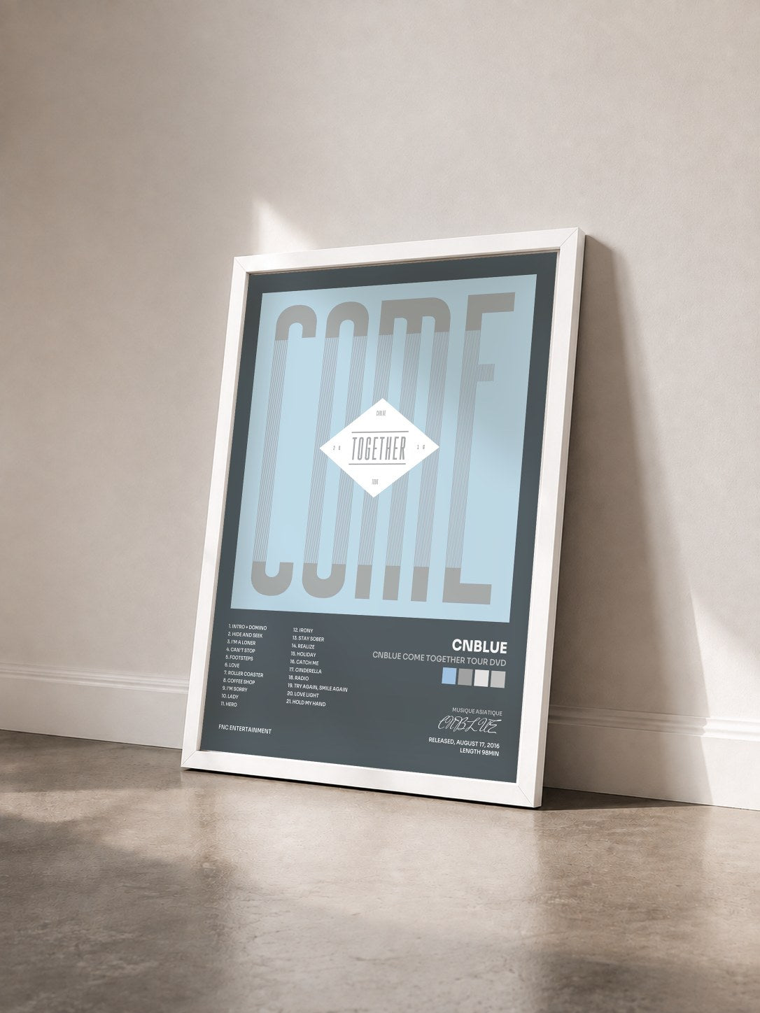 #blanc Tableau de l'album CNBLUE COME TOGETHER TOUR DVD de CNBLUE vu de trois quarts, cadre blanc