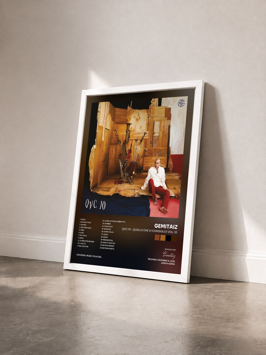 #blanc Tableau de l'album QVC 10 - Quello Che Vi Consiglio Vol. 10 de Gemitaiz vu de trois quarts, cadre blanc