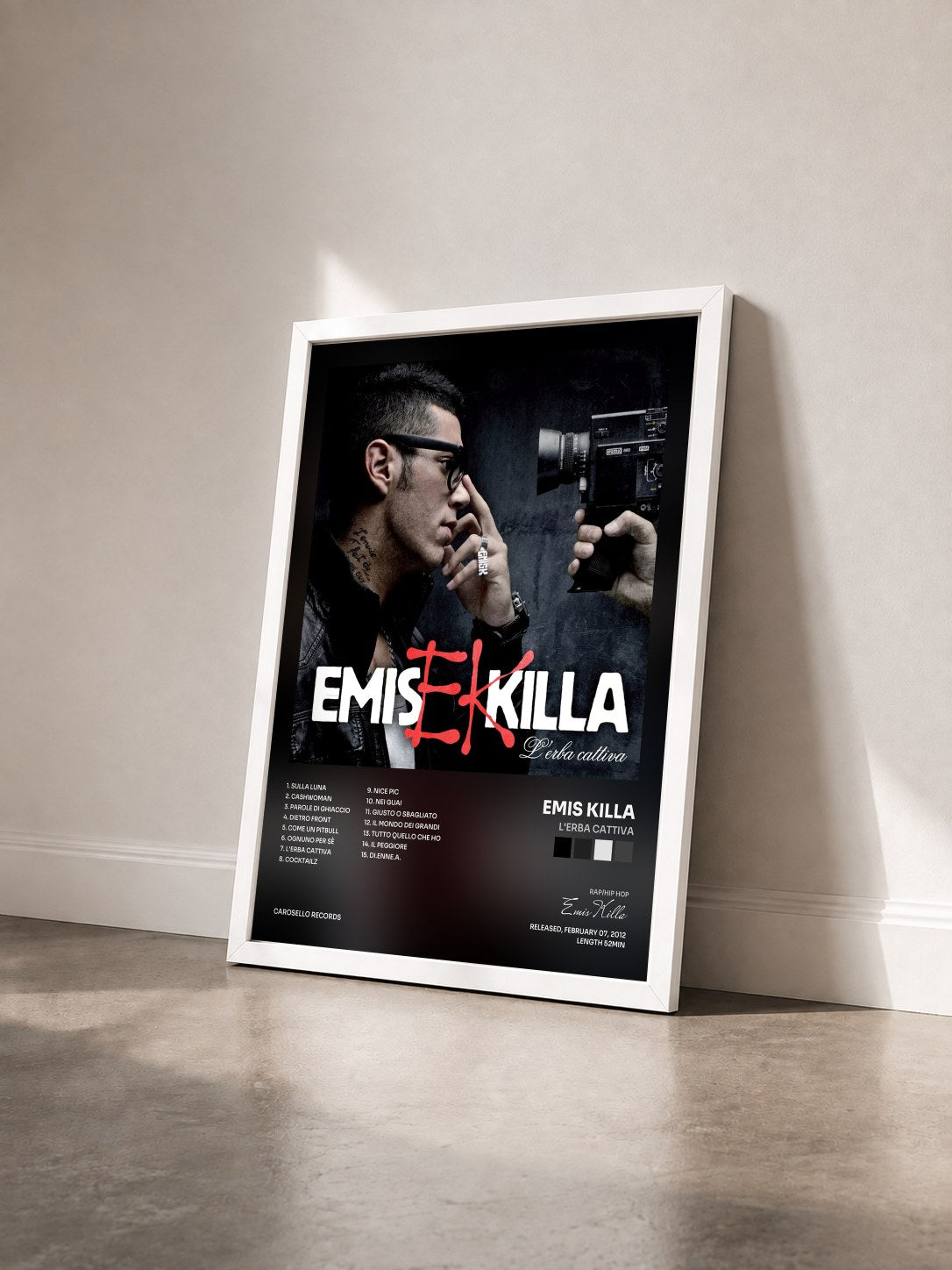#blanc Tableau de l'album L'erba cattiva de Emis Killa vu de trois quarts, cadre blanc