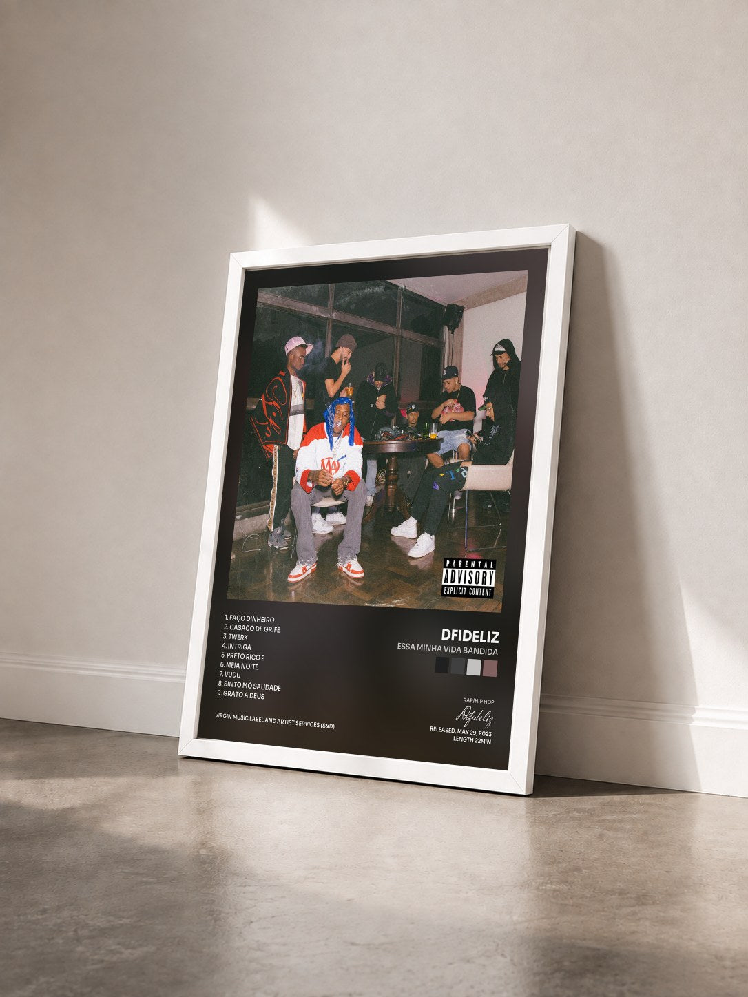 #blanc Tableau de l'album Essa Minha Vida Bandida de Dfideliz vu de trois quarts, cadre blanc
