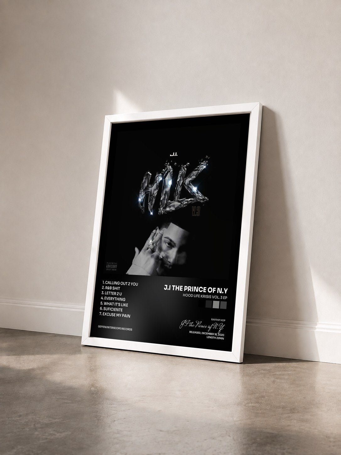 #blanc Tableau de l'album Hood Life Krisis Vol. 3 EP de J.I the Prince of N.Y vu de trois quarts, cadre blanc
