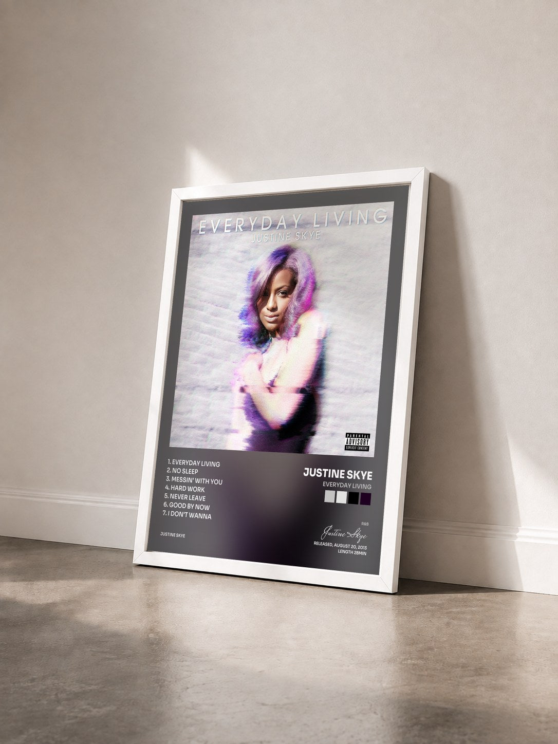 #blanc Tableau de l'album Everyday Living de Justine Skye vu de trois quarts, cadre blanc
