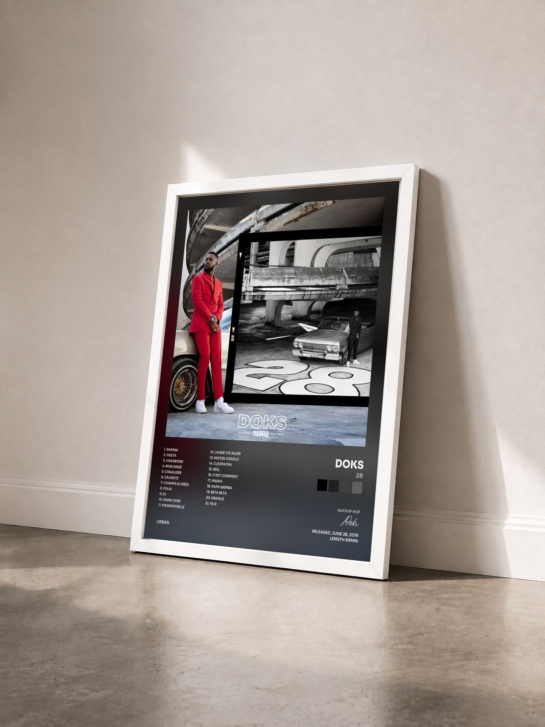 #blanc Tableau de l'album 28 de Doks vu de trois quarts, cadre blanc