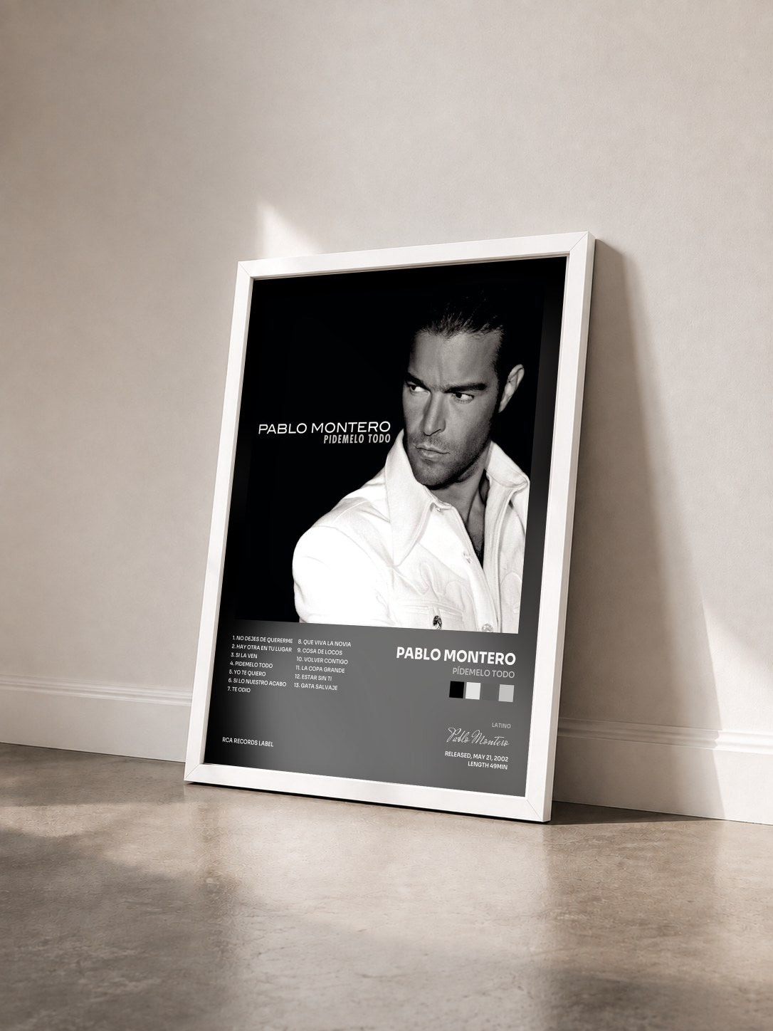 #blanc Tableau de l'album Pídemelo Todo de Pablo Montero vu de trois quarts, cadre blanc