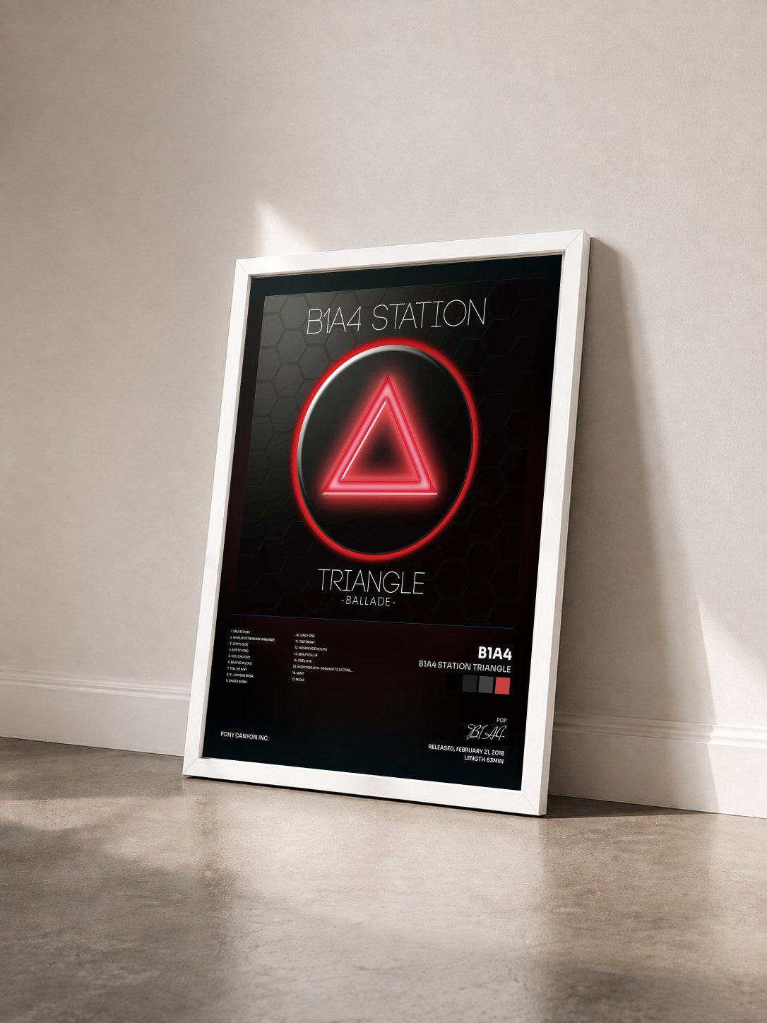#blanc Tableau de l'album B1A4 Station Triangle de B1A4 vu de trois quarts, cadre blanc