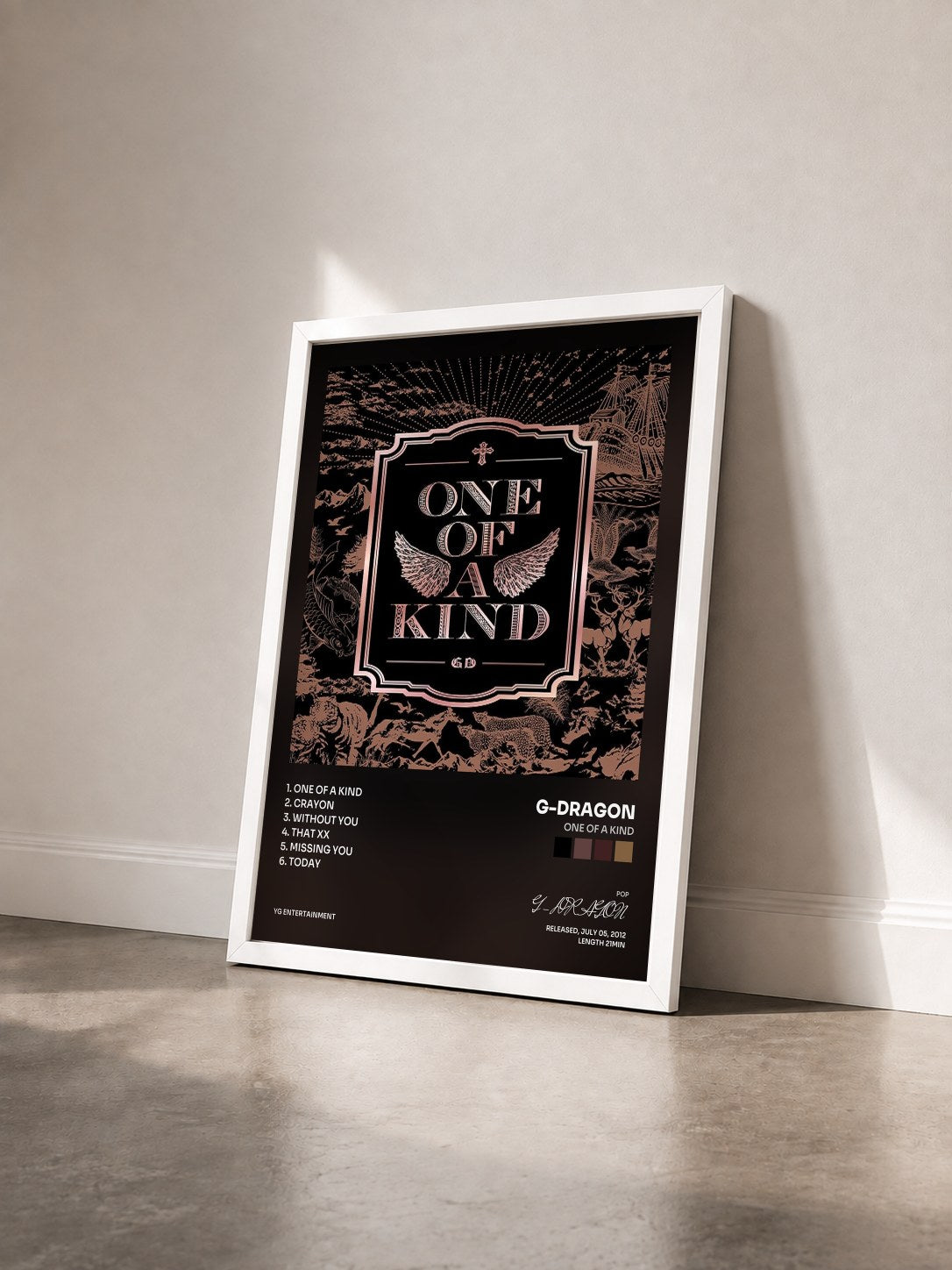 #blanc Tableau de l'album One of a Kind de G-DRAGON vu de trois quarts, cadre blanc