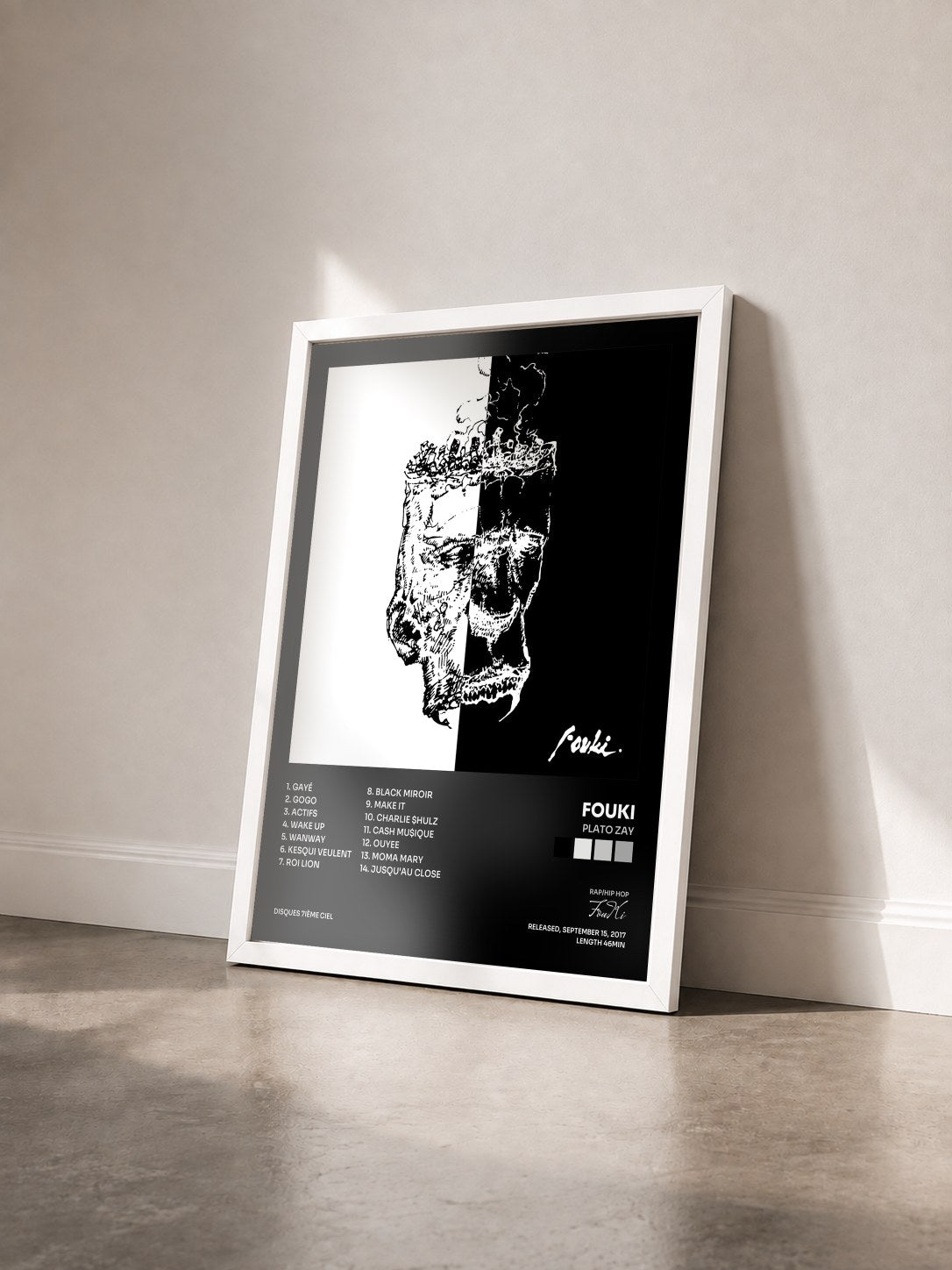 #blanc Tableau de l'album Plato Zay de FouKi vu de trois quarts, cadre blanc