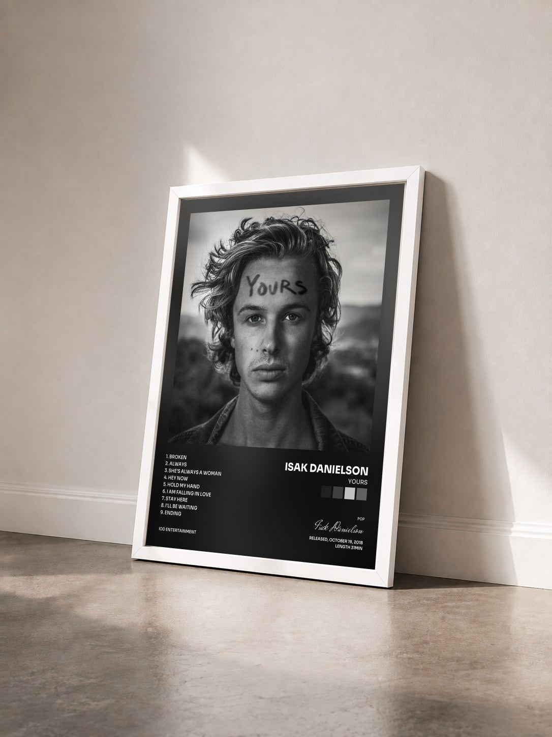 #blanc Tableau de l'album Yours de Isak Danielson vu de trois quarts, cadre blanc