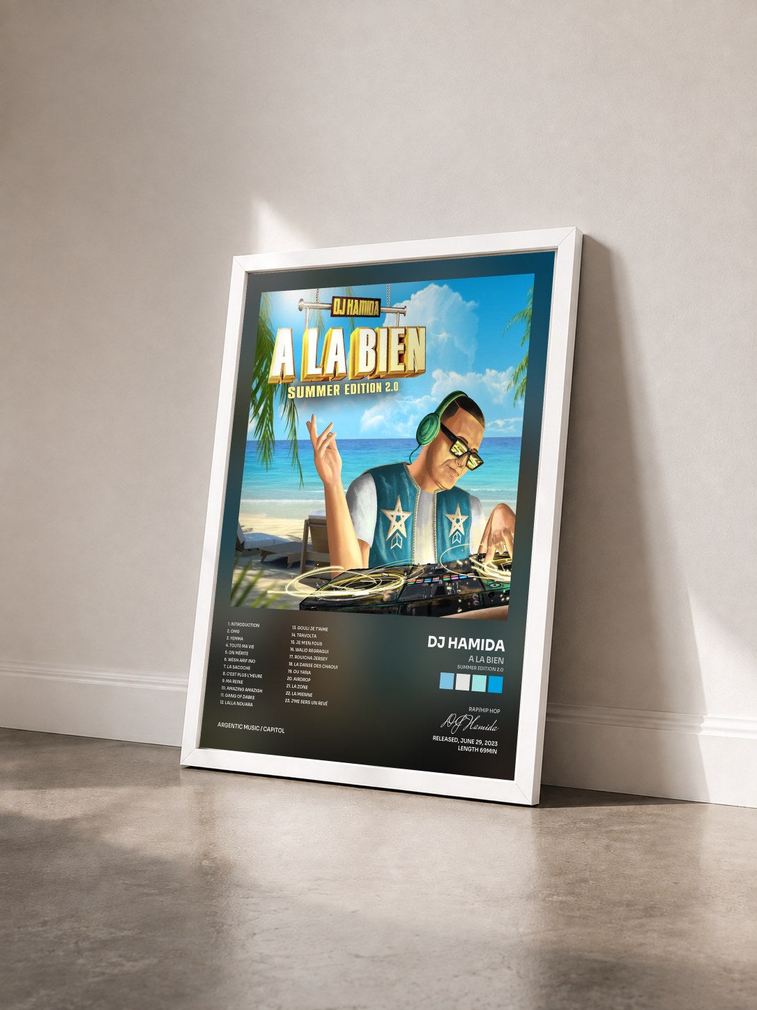 #blanc Tableau de l'album A la bien (Summer Edition 2.0) de DJ Hamida vu de trois quarts, cadre blanc