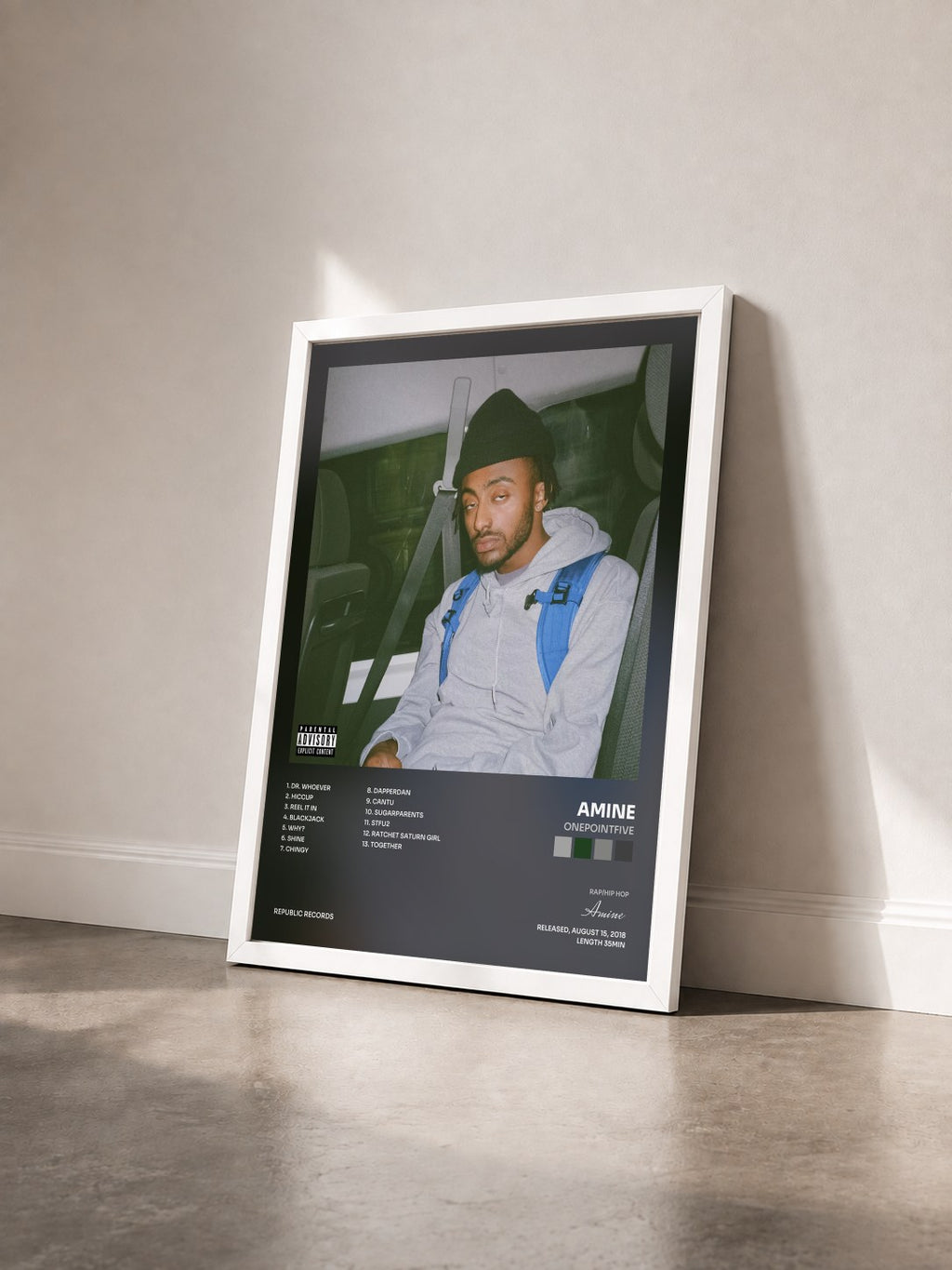 #blanc Tableau de l'album ONEPOINTFIVE de Amine vu de trois quarts, cadre blanc