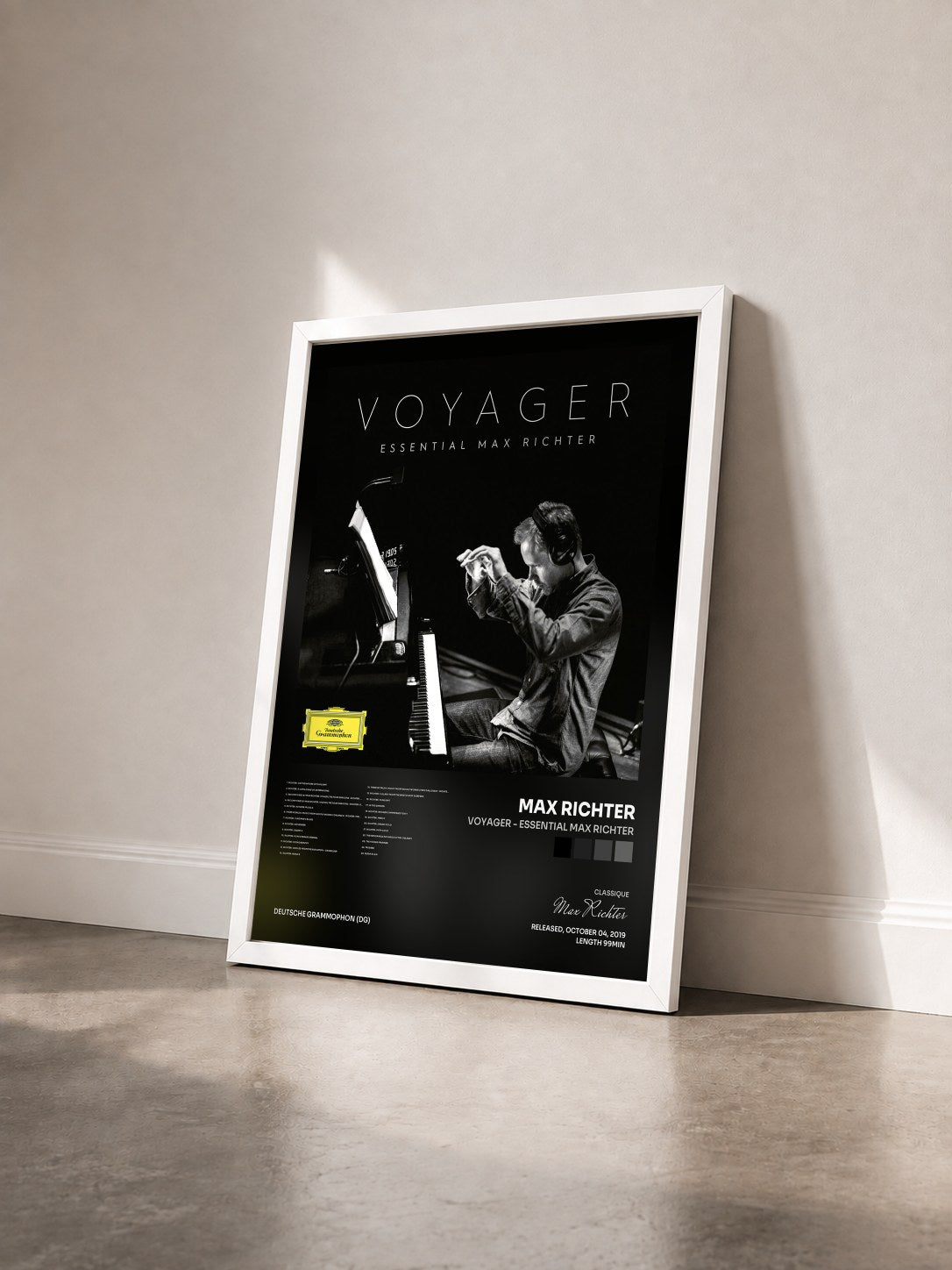 #blanc Tableau de l'album Voyager - Essential Max Richter de Max Richter vu de trois quarts, cadre blanc