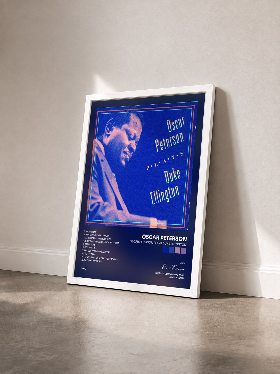 #blanc Tableau de l'album Oscar Peterson Plays Duke Ellington de Oscar Peterson vu de trois quarts, cadre blanc