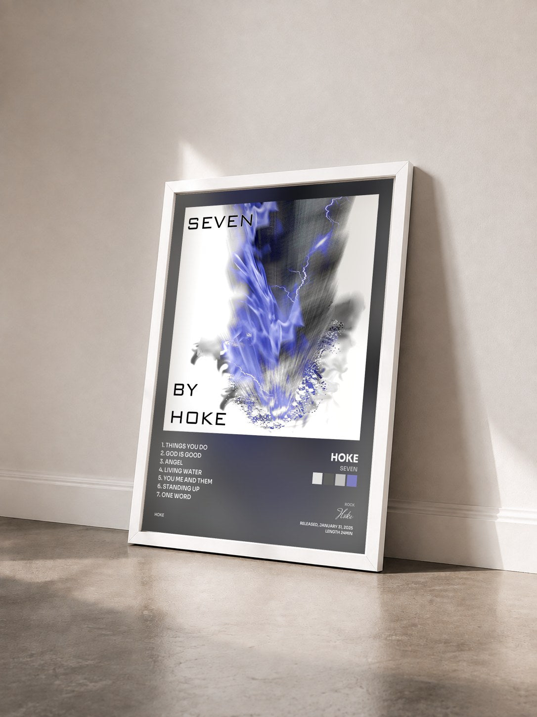 #blanc Tableau de l'album Seven de Hoke vu de trois quarts, cadre blanc