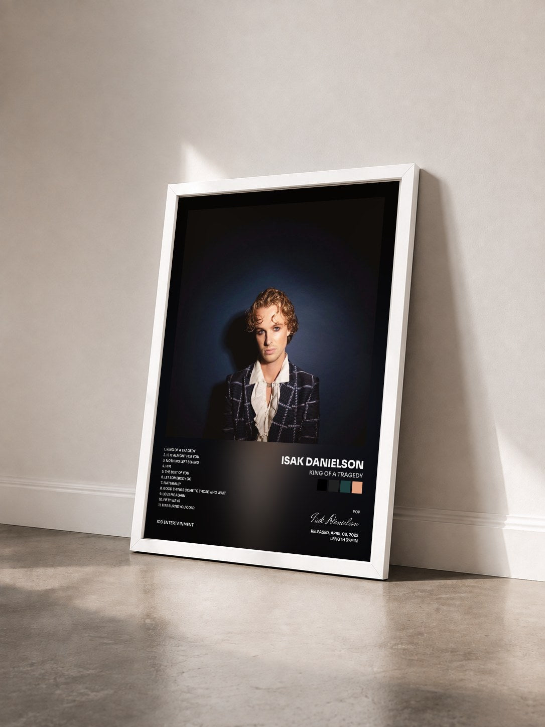 #blanc Tableau de l'album King of a Tragedy de Isak Danielson vu de trois quarts, cadre blanc