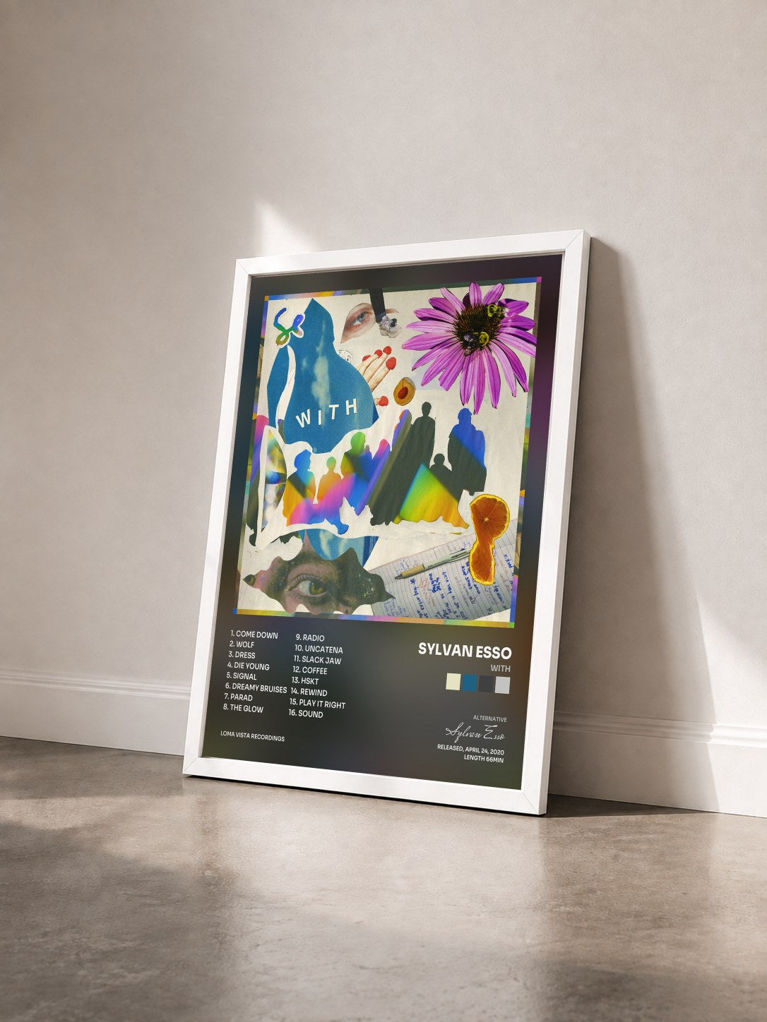 #blanc Tableau de l'album WITH de Sylvan Esso vu de trois quarts, cadre blanc