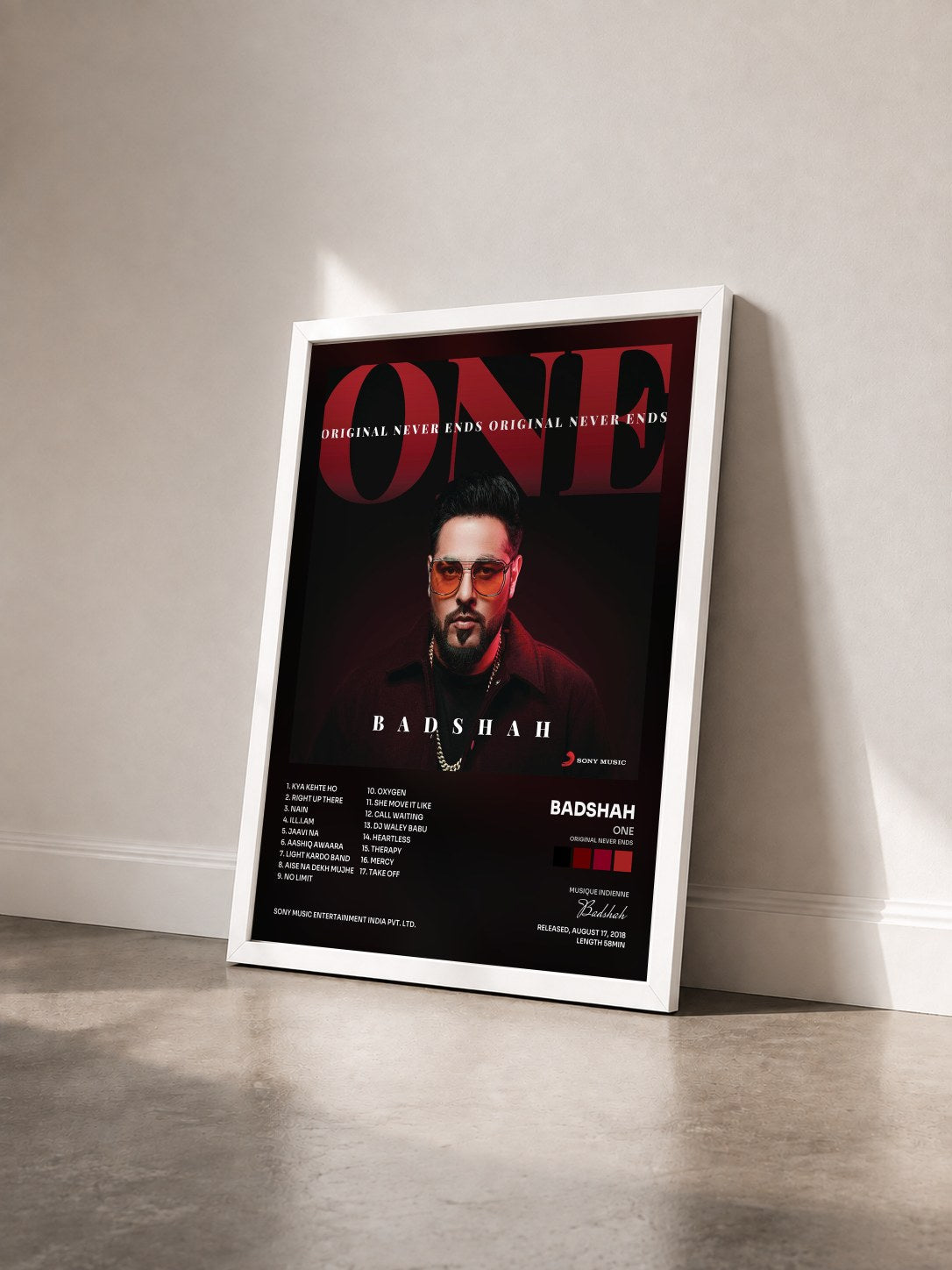 #blanc Tableau de l'album ONE (Original Never Ends) de Badshah vu de trois quarts, cadre blanc