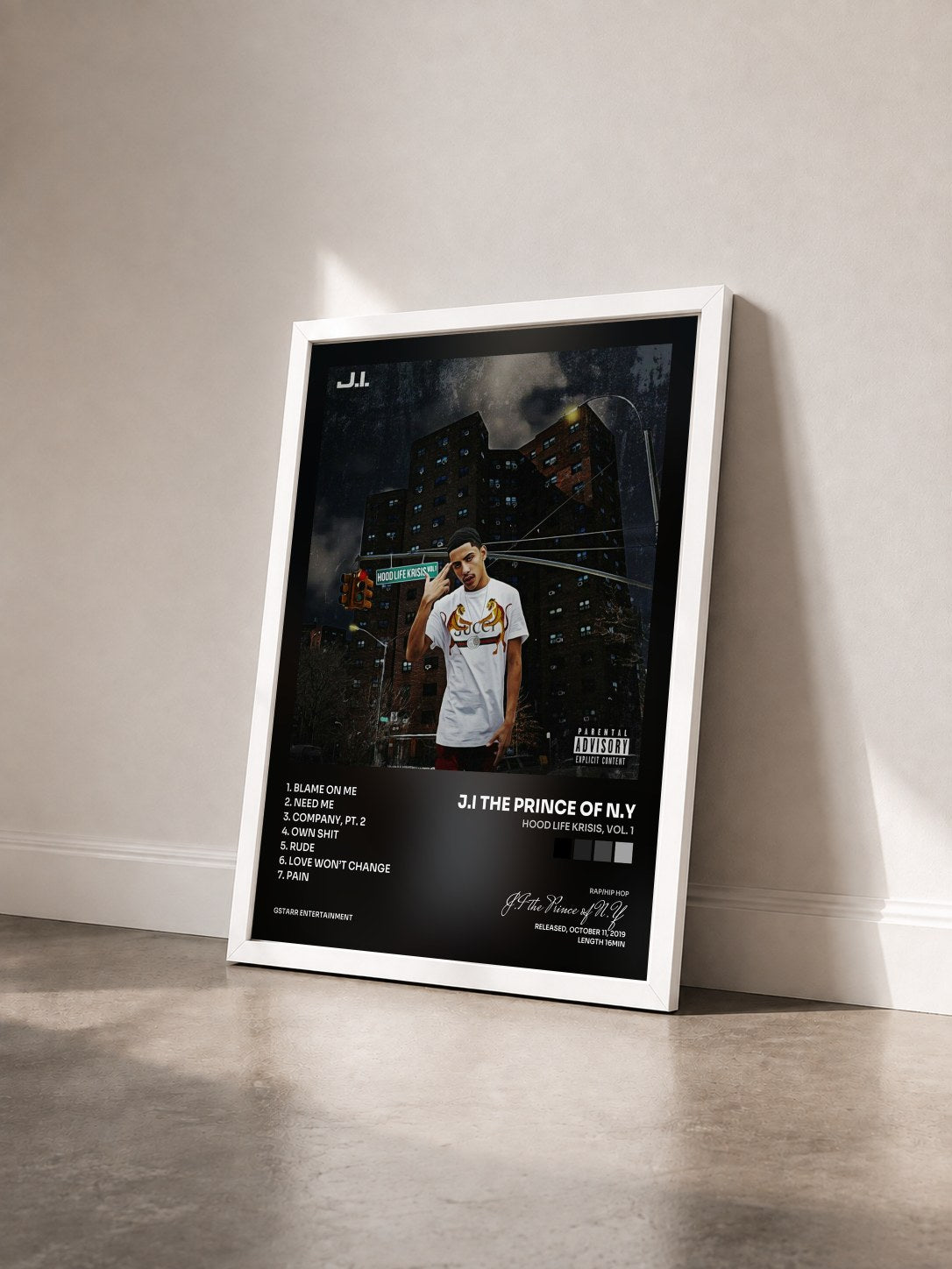 #blanc Tableau de l'album Hood Life Krisis, Vol. 1 de J.I the Prince of N.Y vu de trois quarts, cadre blanc