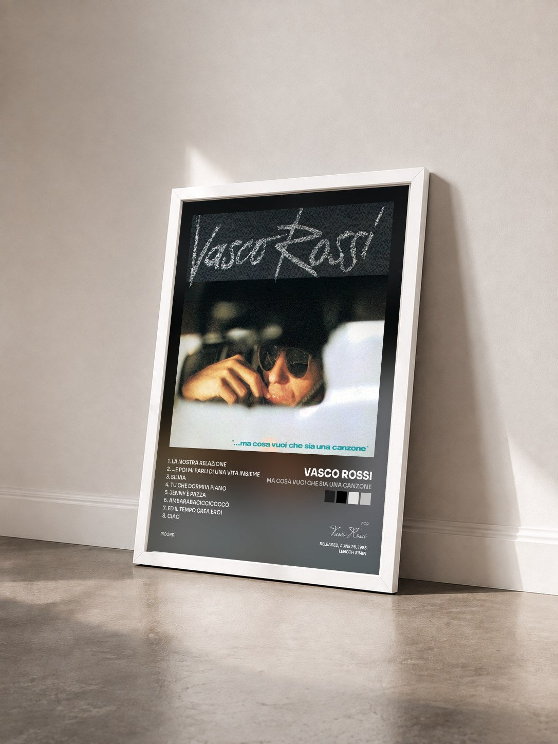 #blanc Tableau de l'album Ma Cosa Vuoi Che Sia Una Canzone de Vasco Rossi vu de trois quarts, cadre blanc