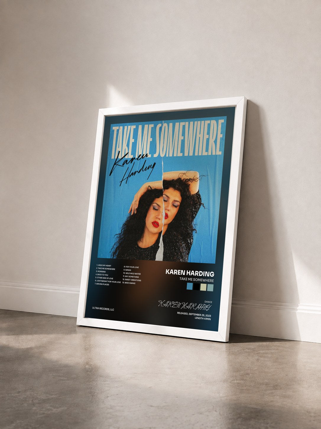 #blanc Tableau de l'album Take Me Somewhere de KAREN HARDING vu de trois quarts, cadre blanc
