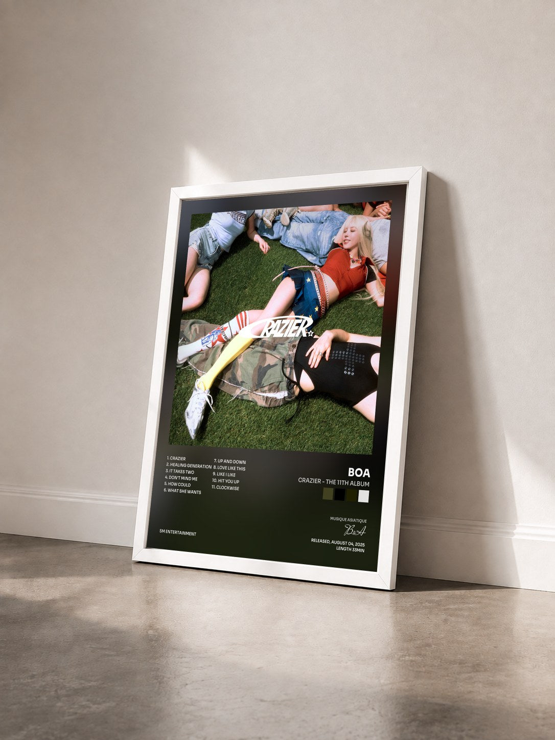 #blanc Tableau de l'album Crazier - The 11th Album de BoA vu de trois quarts, cadre blanc