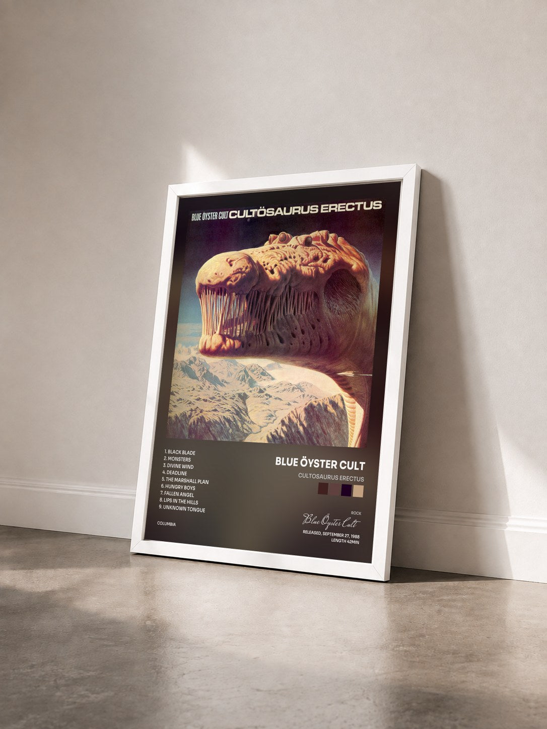 #blanc Tableau de l'album Cultosaurus Erectus de Blue Öyster Cult vu de trois quarts, cadre blanc