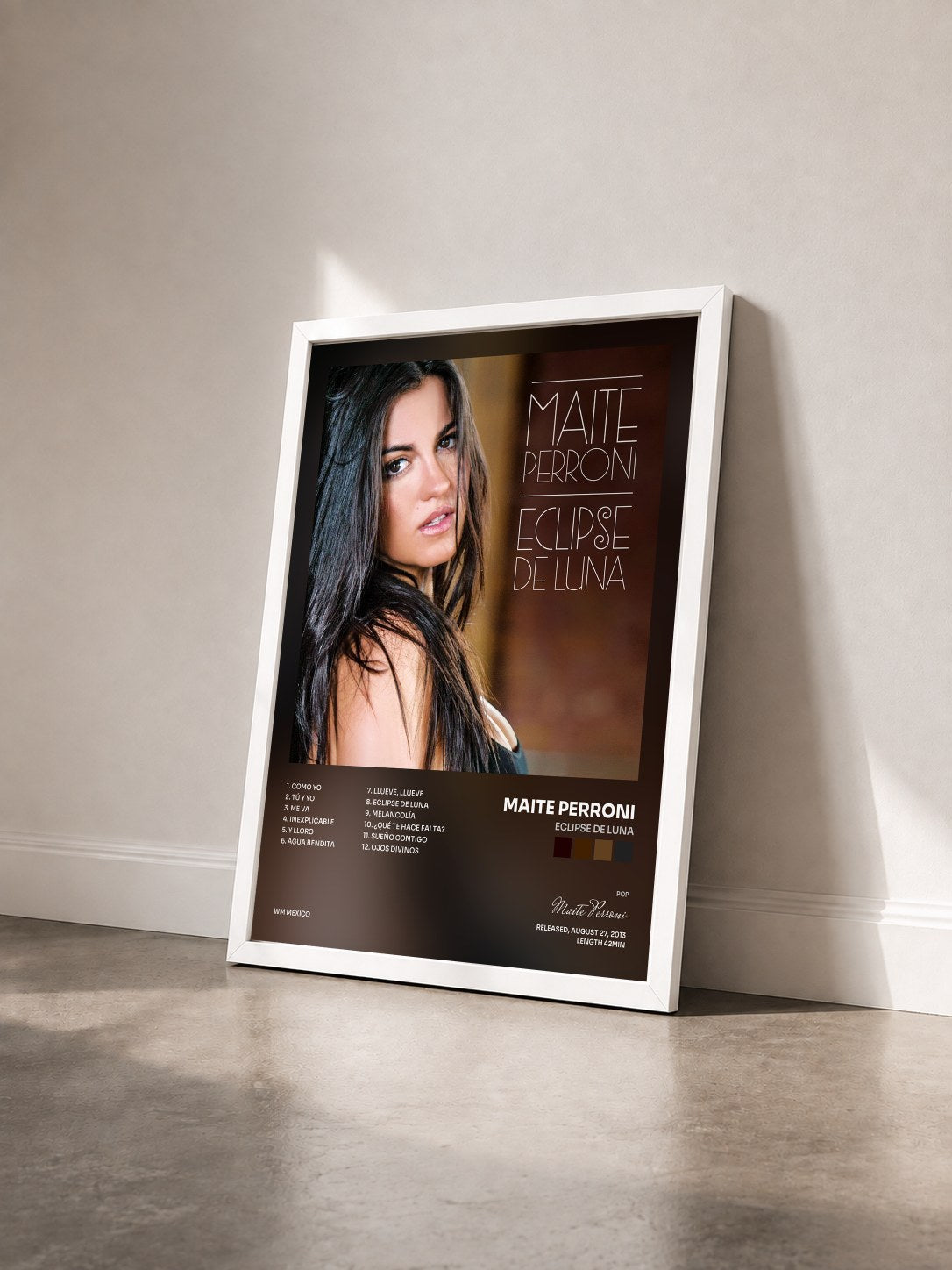 #blanc Tableau de l'album Eclipse De Luna de Maite Perroni vu de trois quarts, cadre blanc