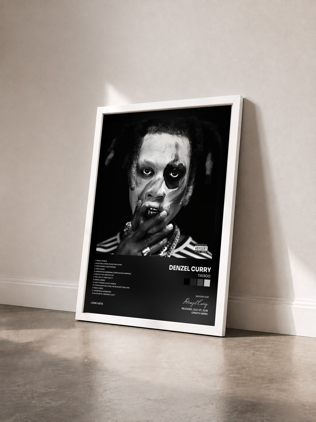#blanc Tableau de l'album TA13OO de Denzel Curry vu de trois quarts, cadre blanc