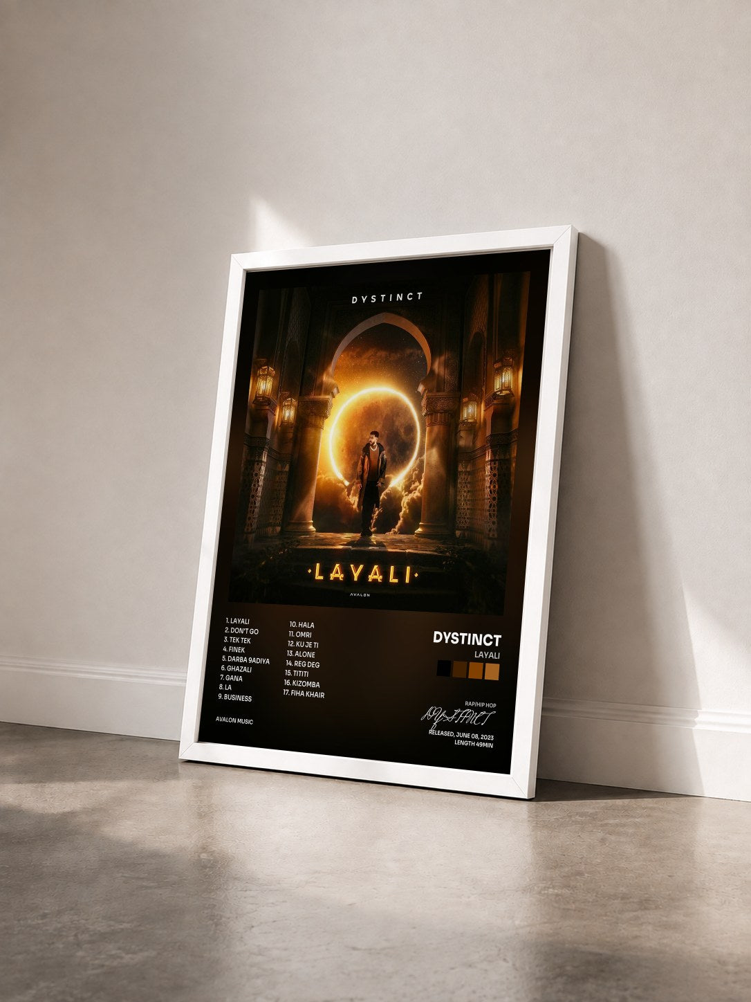 #blanc Tableau de l'album LAYALI de DYSTINCT vu de trois quarts, cadre blanc