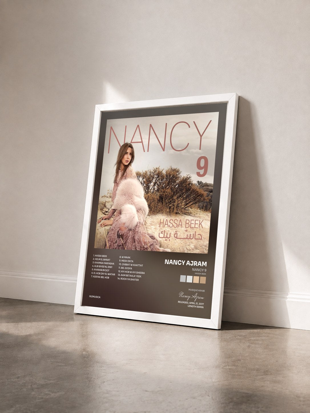 #blanc Tableau de l'album Nancy 9 (Hassa Beek) de Nancy Ajram vu de trois quarts, cadre blanc
