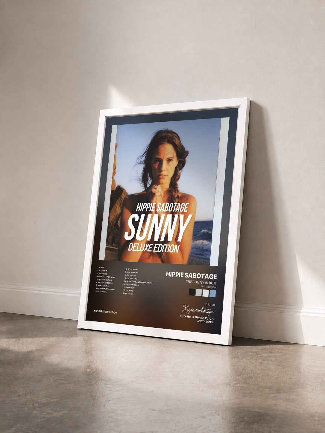 #blanc Tableau de l'album The Sunny Album (Deluxe Edition) de Hippie Sabotage vu de trois quarts, cadre blanc