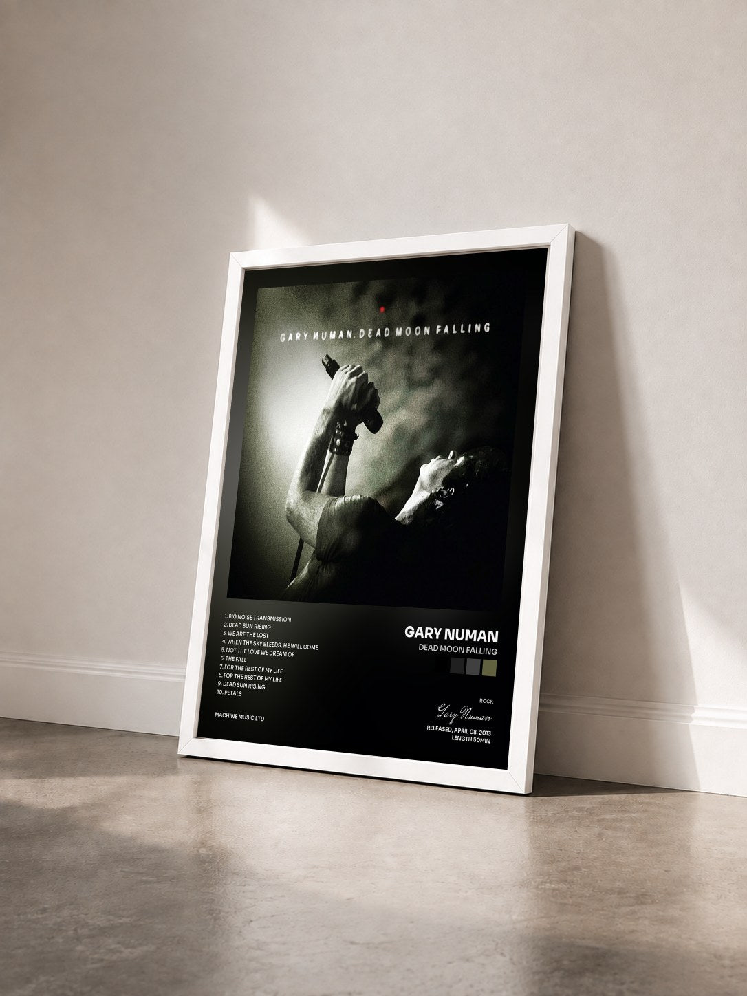 #blanc Tableau de l'album Dead Moon Falling de Gary Numan vu de trois quarts, cadre blanc