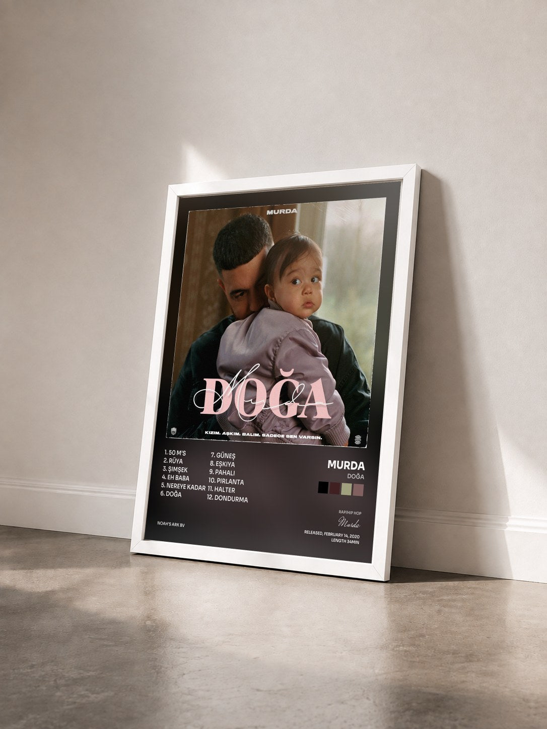 #blanc Tableau de l'album DOĞA de Murda vu de trois quarts, cadre blanc
