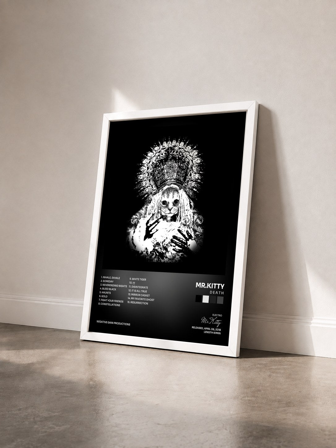 #blanc Tableau de l'album D E A T H de Mr.Kitty vu de trois quarts, cadre blanc