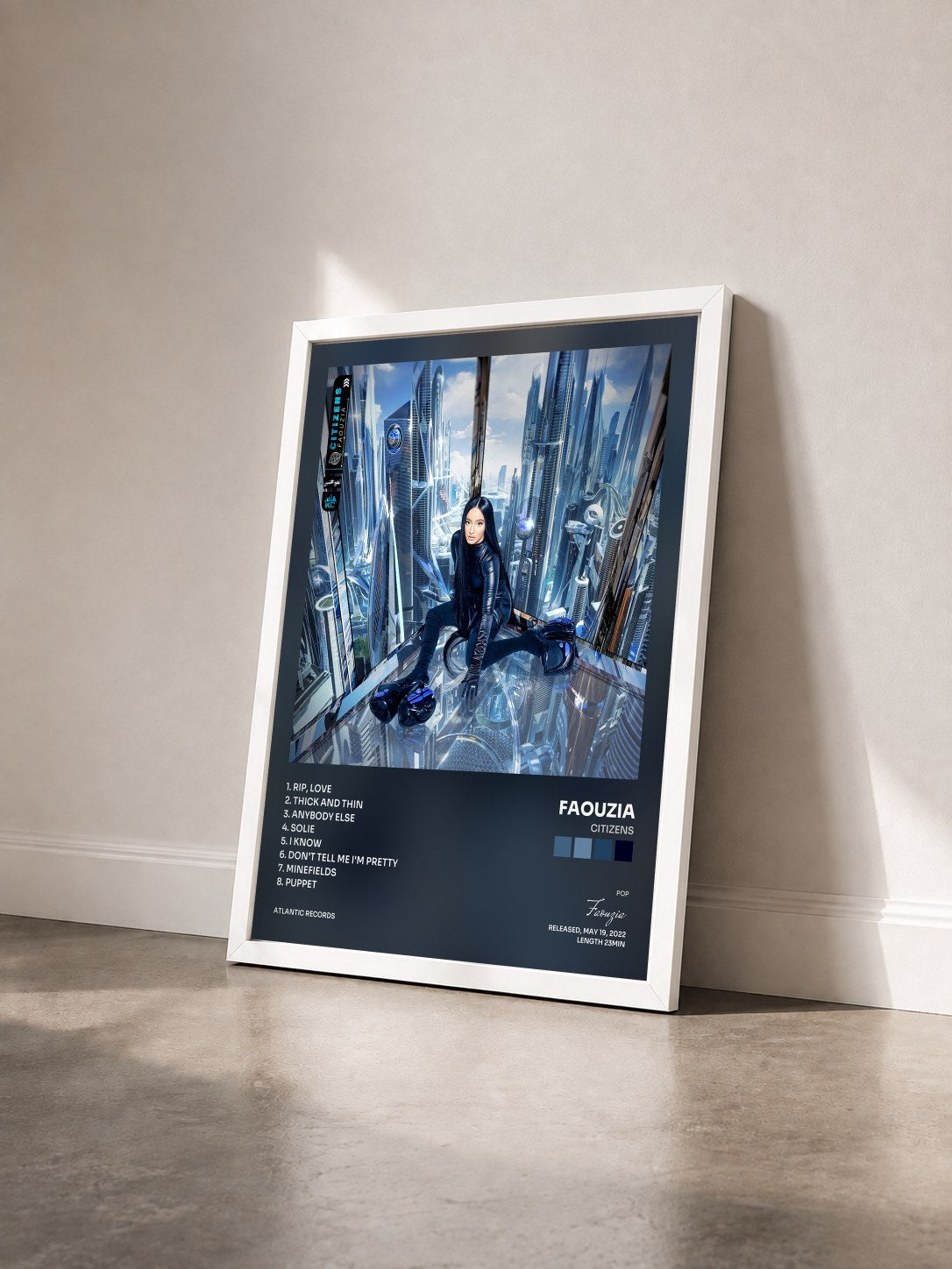 #blanc Tableau de l'album CITIZENS de Faouzia vu de trois quarts, cadre blanc