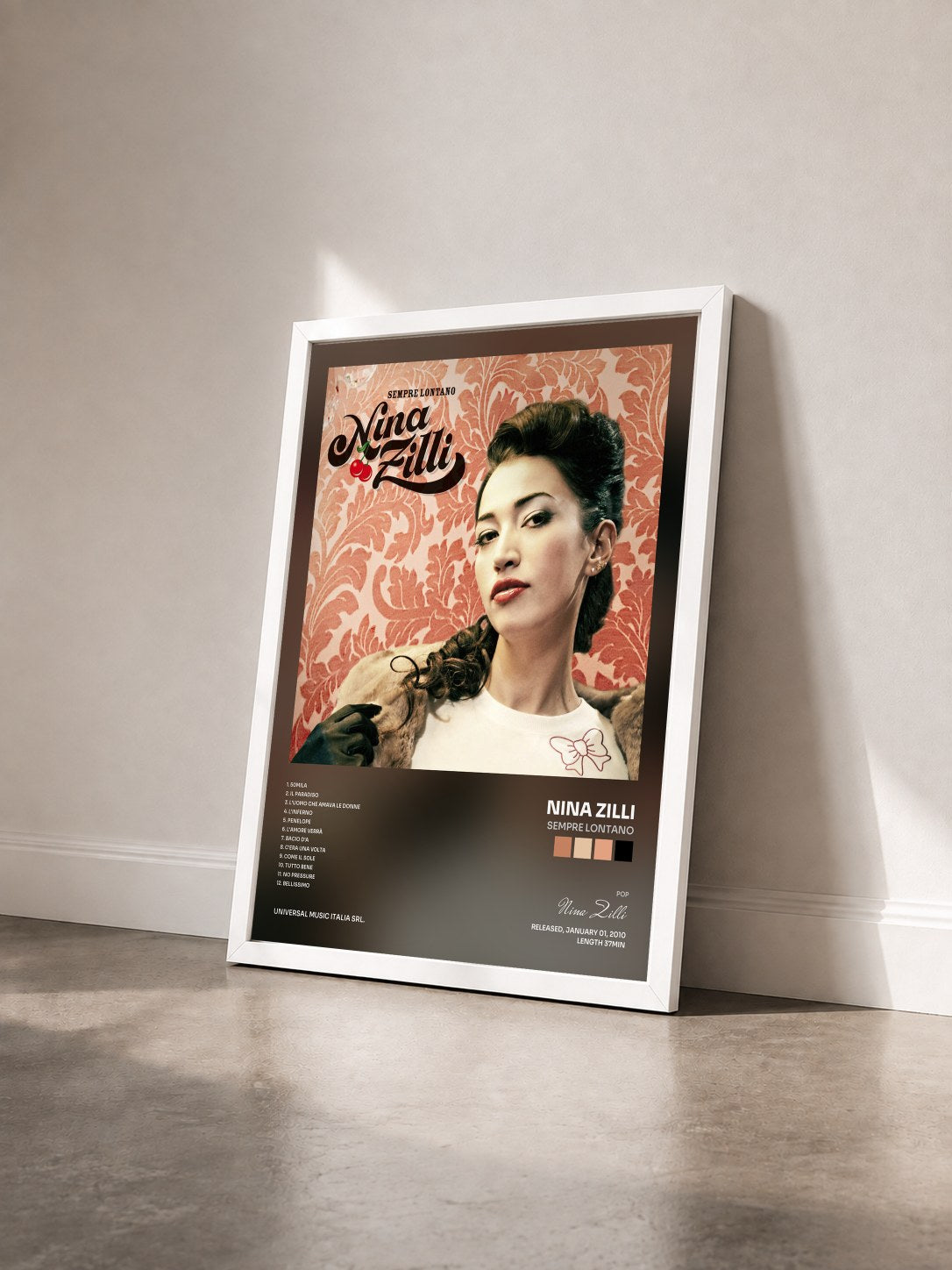 #blanc Tableau de l'album Sempre Lontano de Nina Zilli vu de trois quarts, cadre blanc