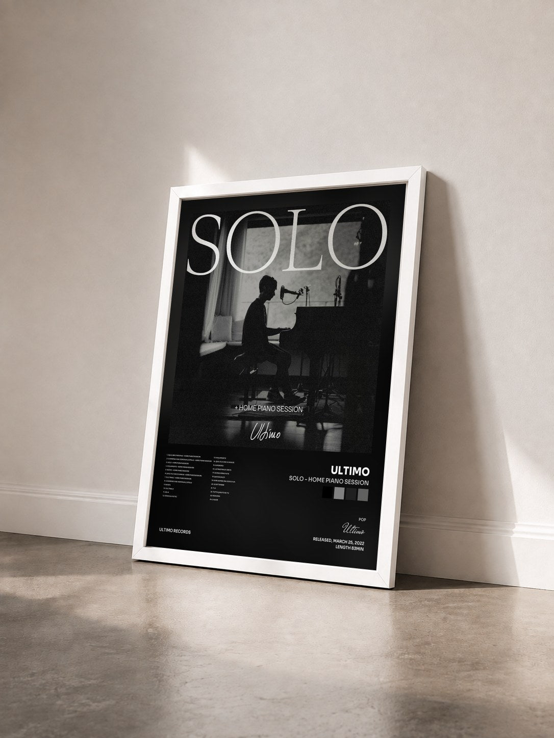#blanc Tableau de l'album Solo - Home piano session de Ultimo vu de trois quarts, cadre blanc