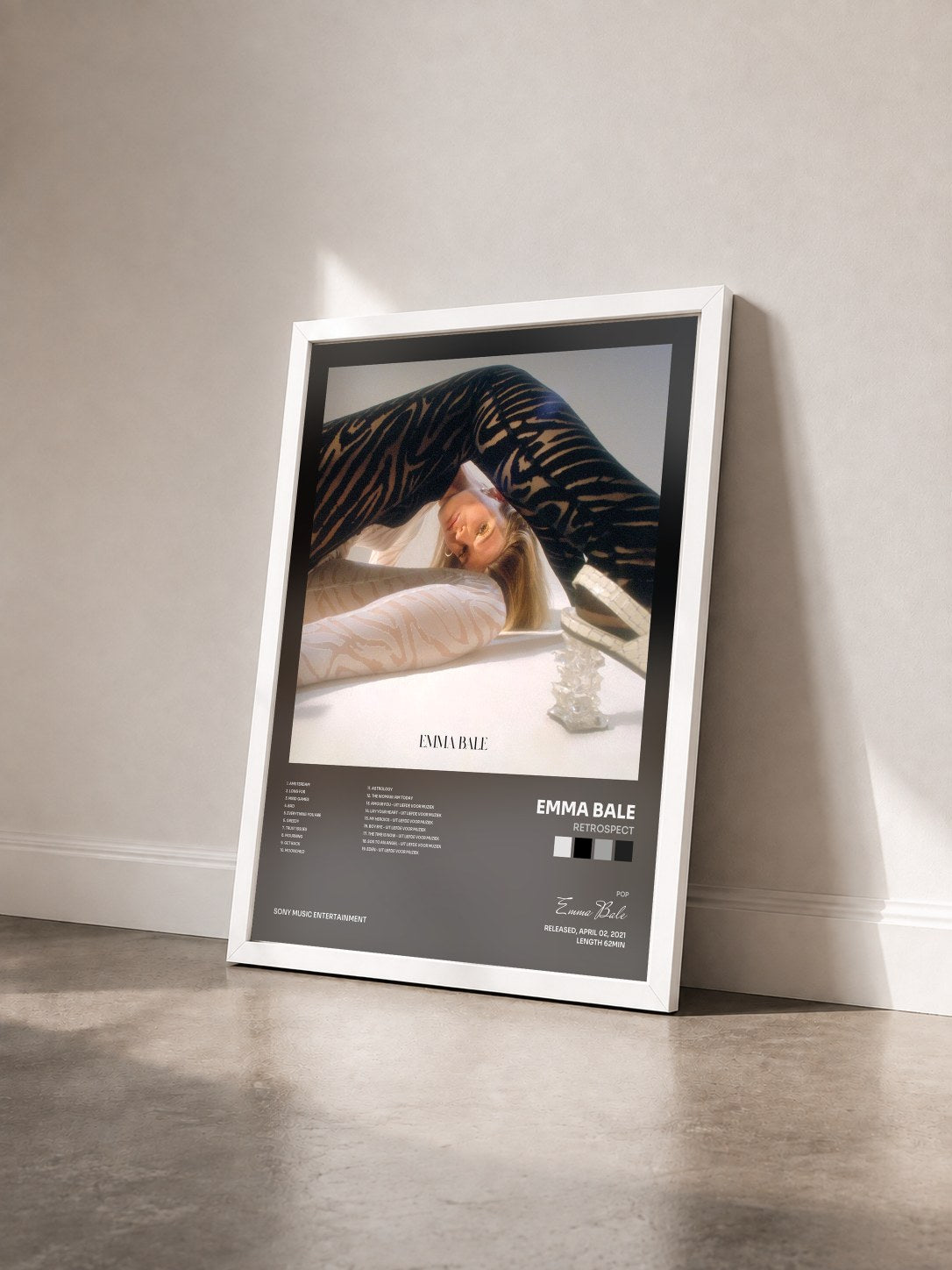 #blanc Tableau de l'album RETROSPECT de Emma Bale vu de trois quarts, cadre blanc
