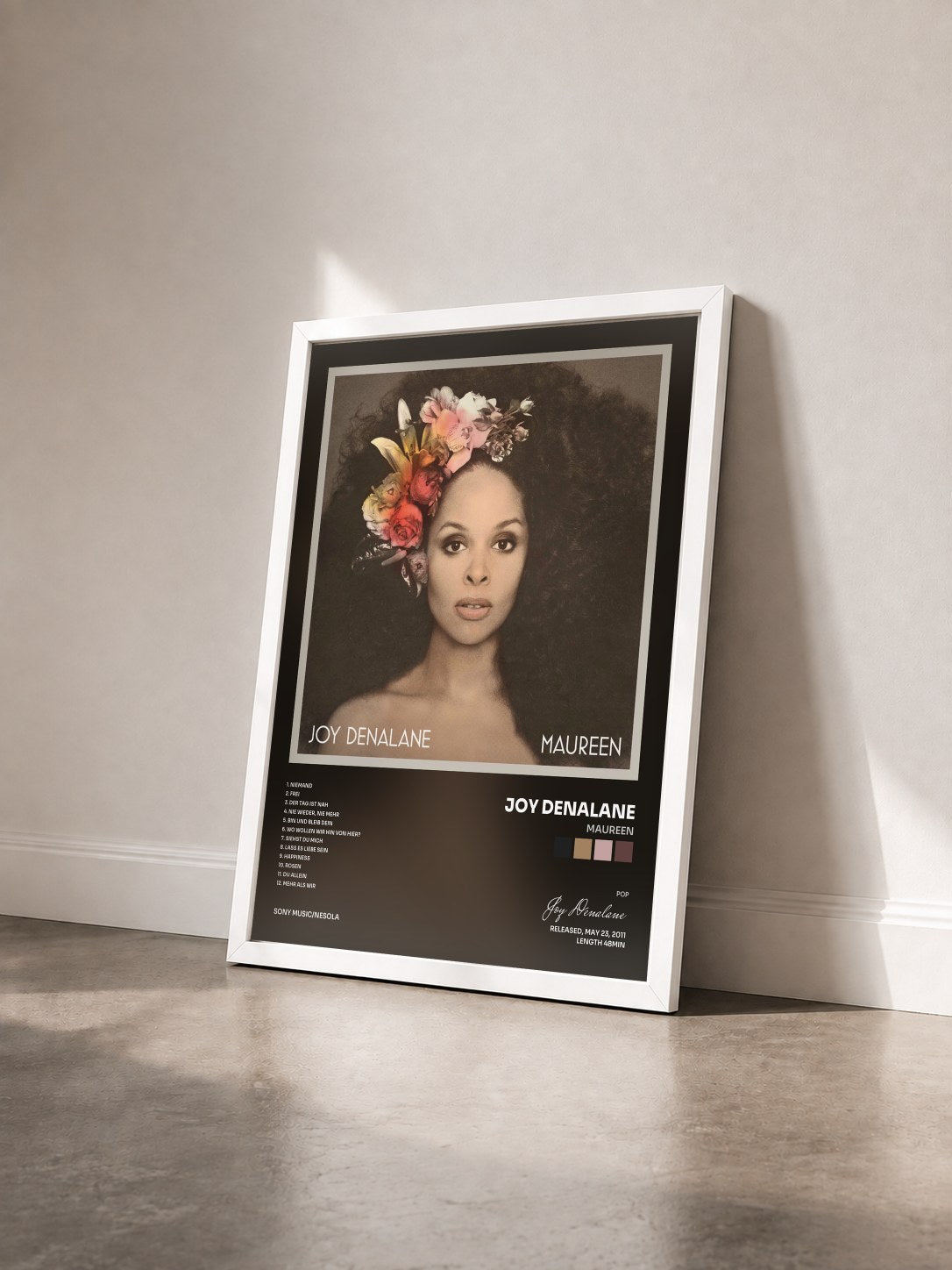 #blanc Tableau de l'album Maureen de Joy Denalane vu de trois quarts, cadre blanc