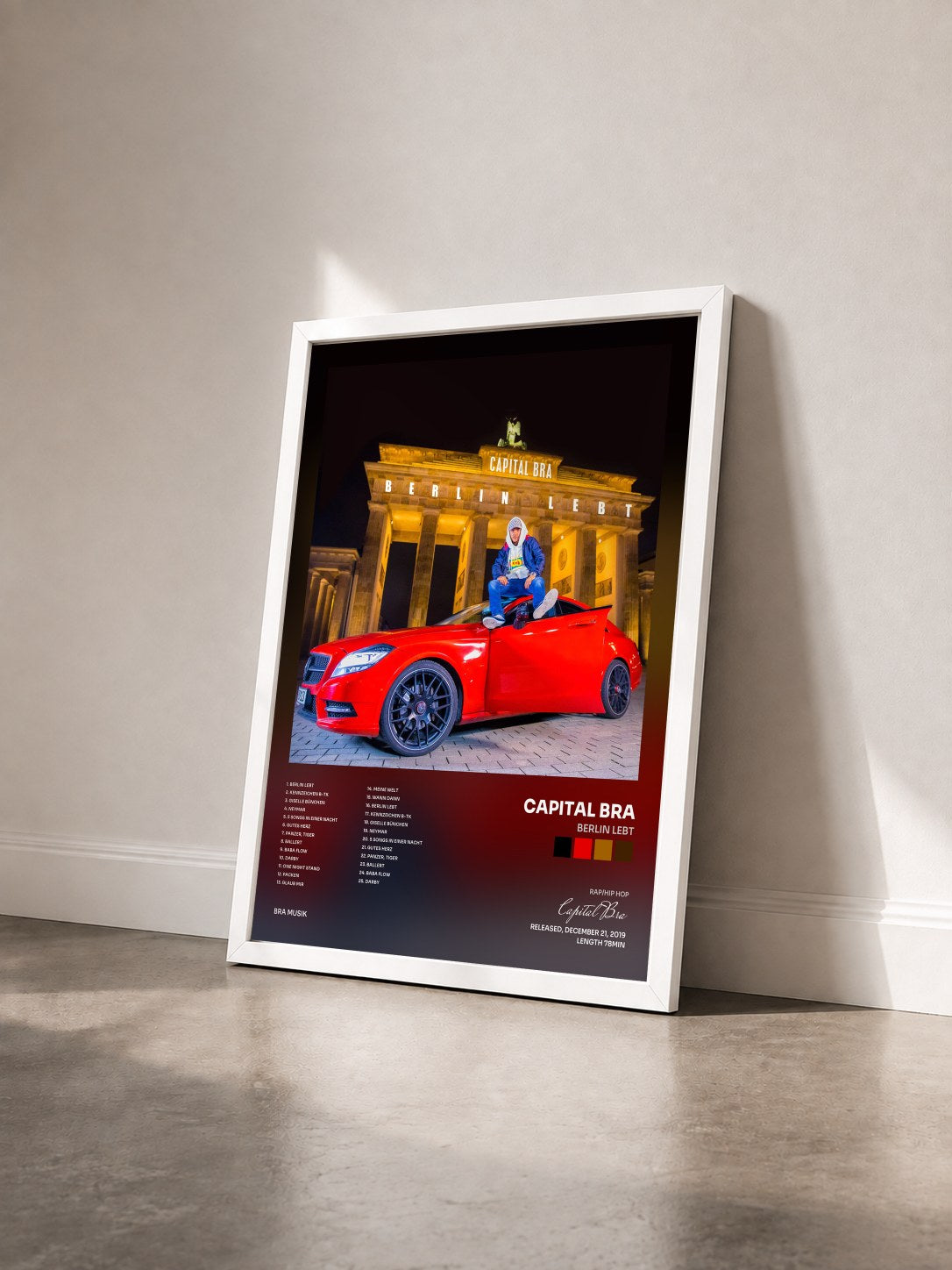 #blanc Tableau de l'album Berlin lebt de Capital Bra vu de trois quarts, cadre blanc