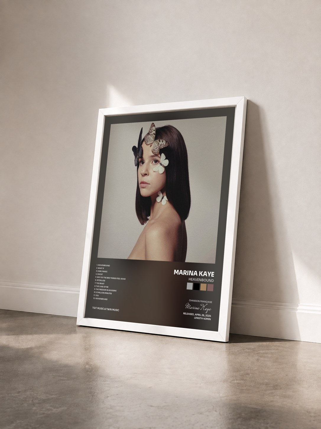 #blanc Tableau de l'album Heavenbound de Marina Kaye vu de trois quarts, cadre blanc