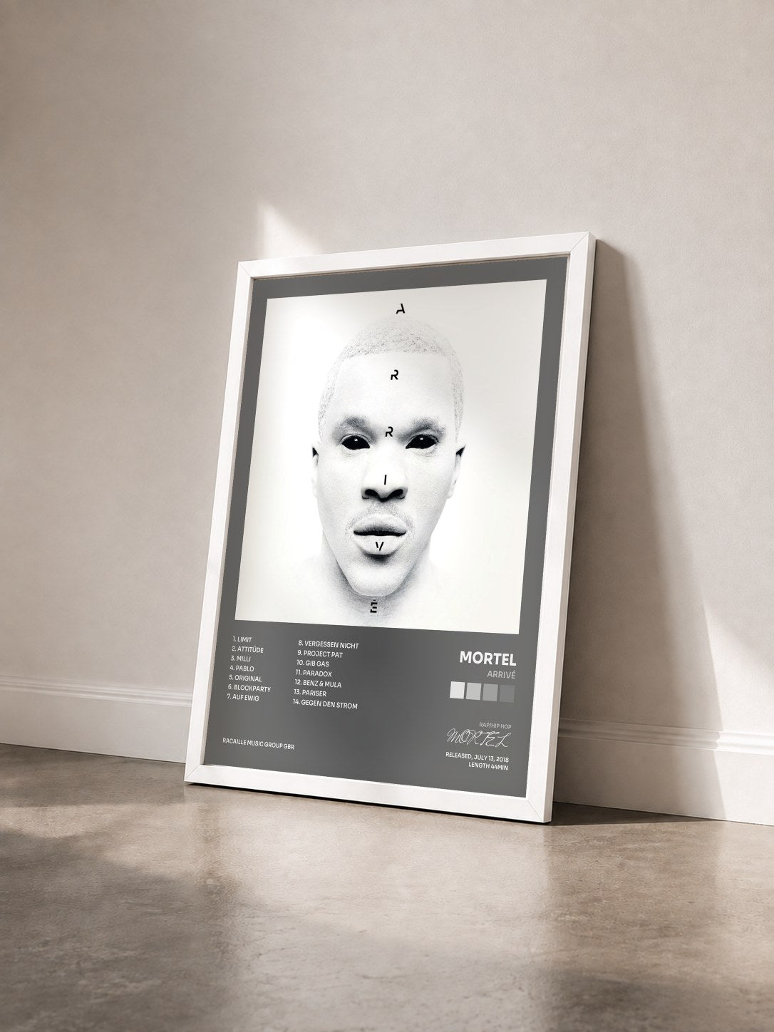 #blanc Tableau de l'album Arrivé de MORTEL vu de trois quarts, cadre blanc