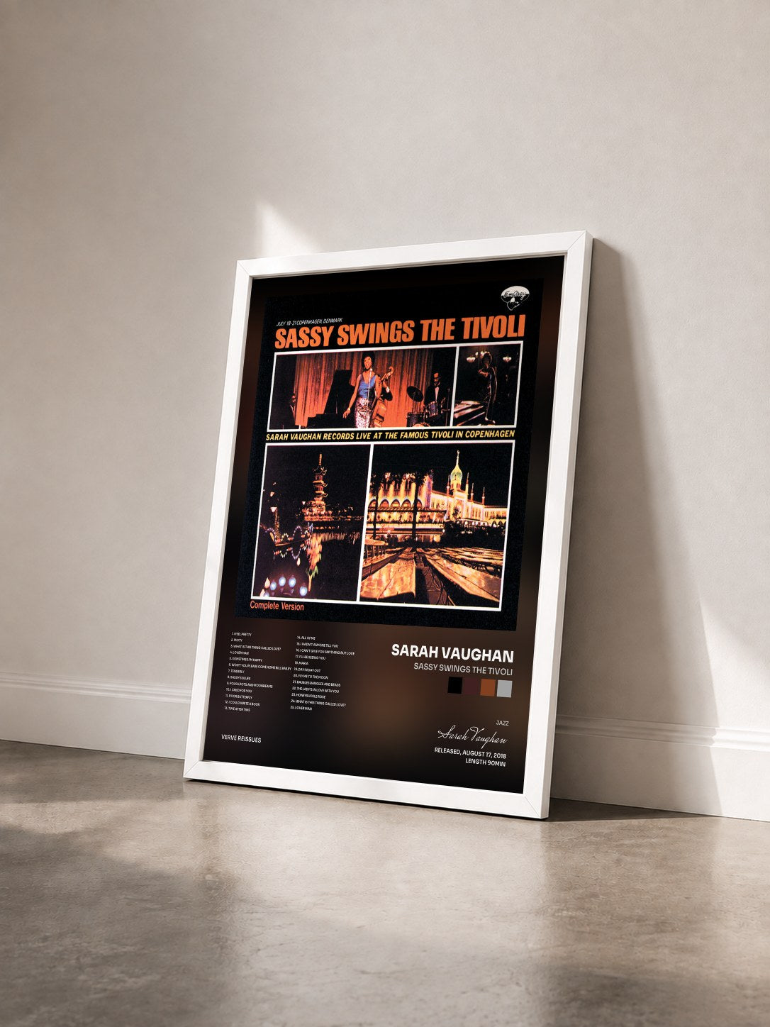 #blanc Tableau de l'album Sassy Swings The Tivoli de Sarah Vaughan vu de trois quarts, cadre blanc