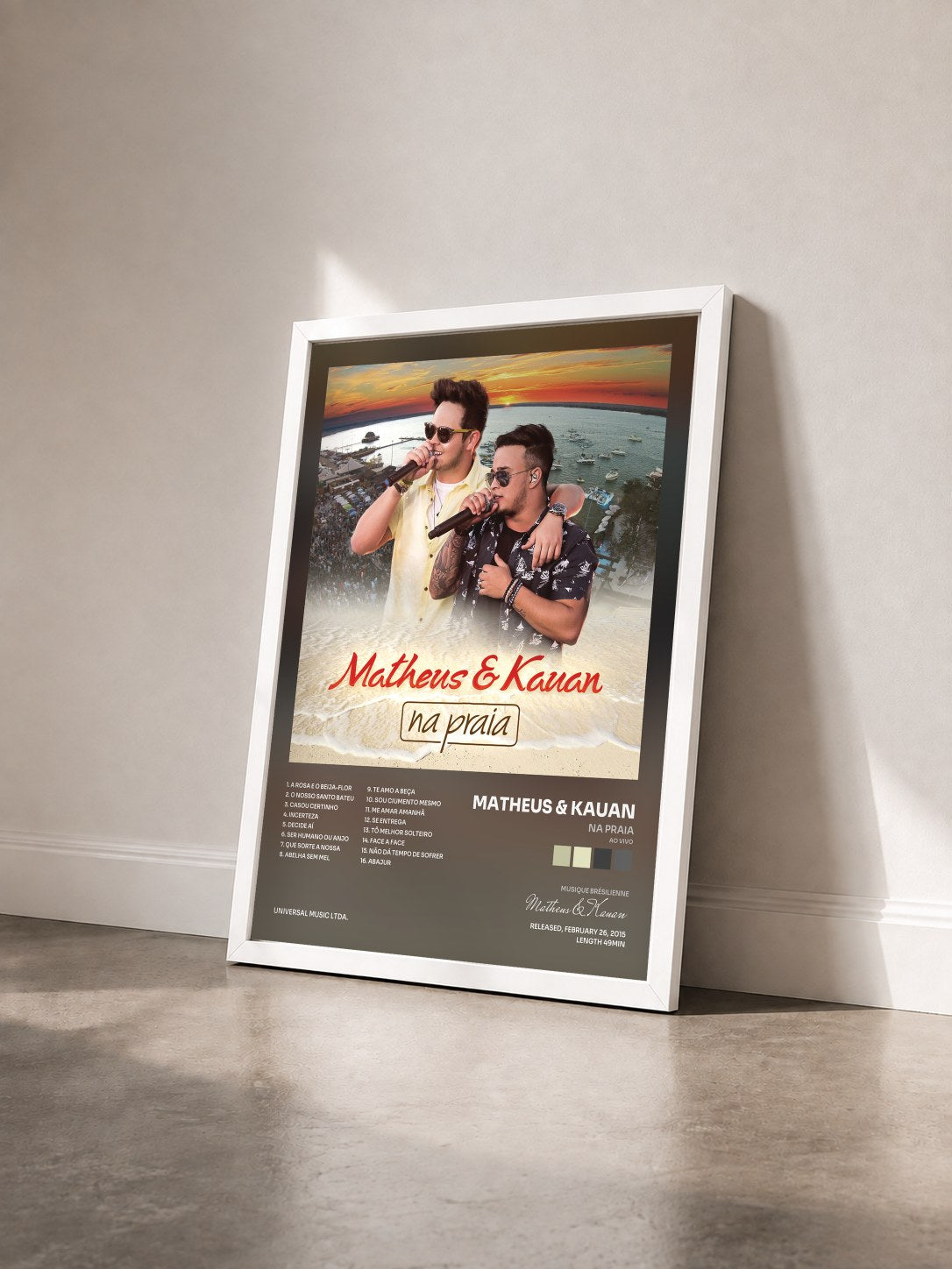 #blanc Tableau de l'album Na Praia (Ao Vivo) de Matheus & Kauan vu de trois quarts, cadre blanc