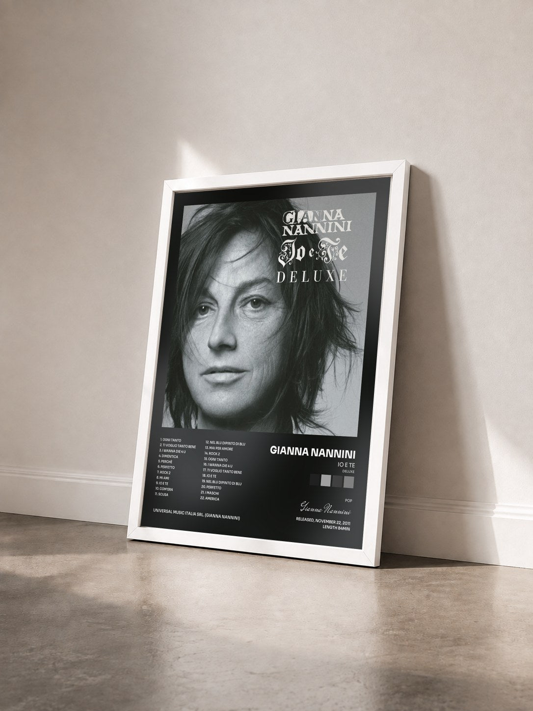 #blanc Tableau de l'album Io E Te (Deluxe) de Gianna Nannini vu de trois quarts, cadre blanc