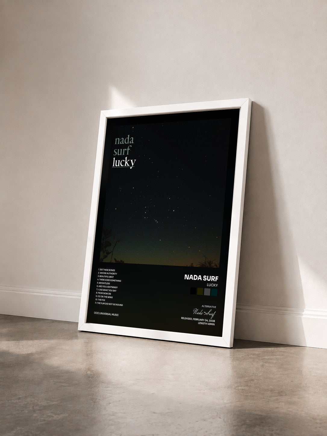 #blanc Tableau de l'album Lucky de Nada Surf vu de trois quarts, cadre blanc