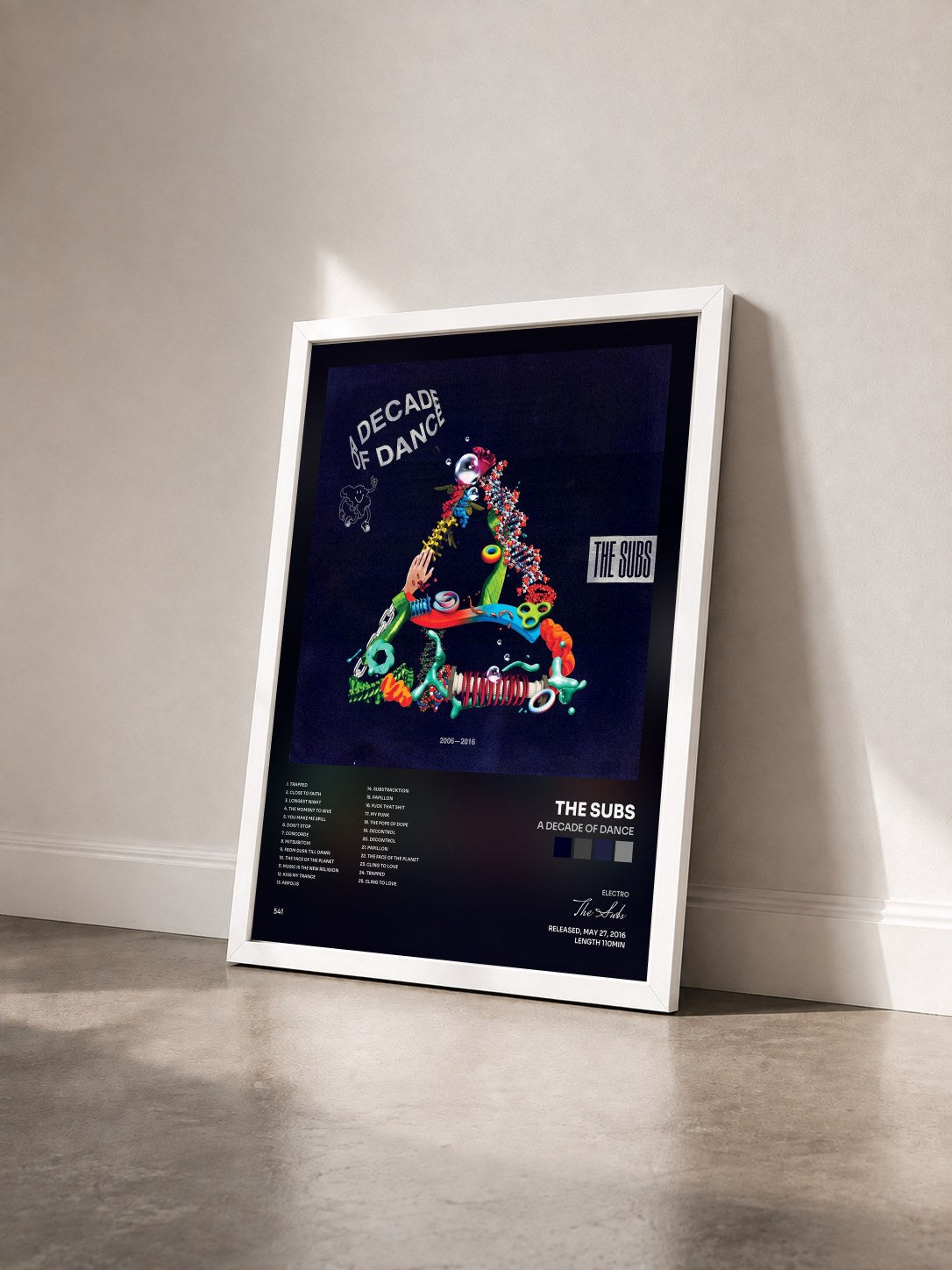 #blanc Tableau de l'album A Decade Of Dance de The Subs vu de trois quarts, cadre blanc