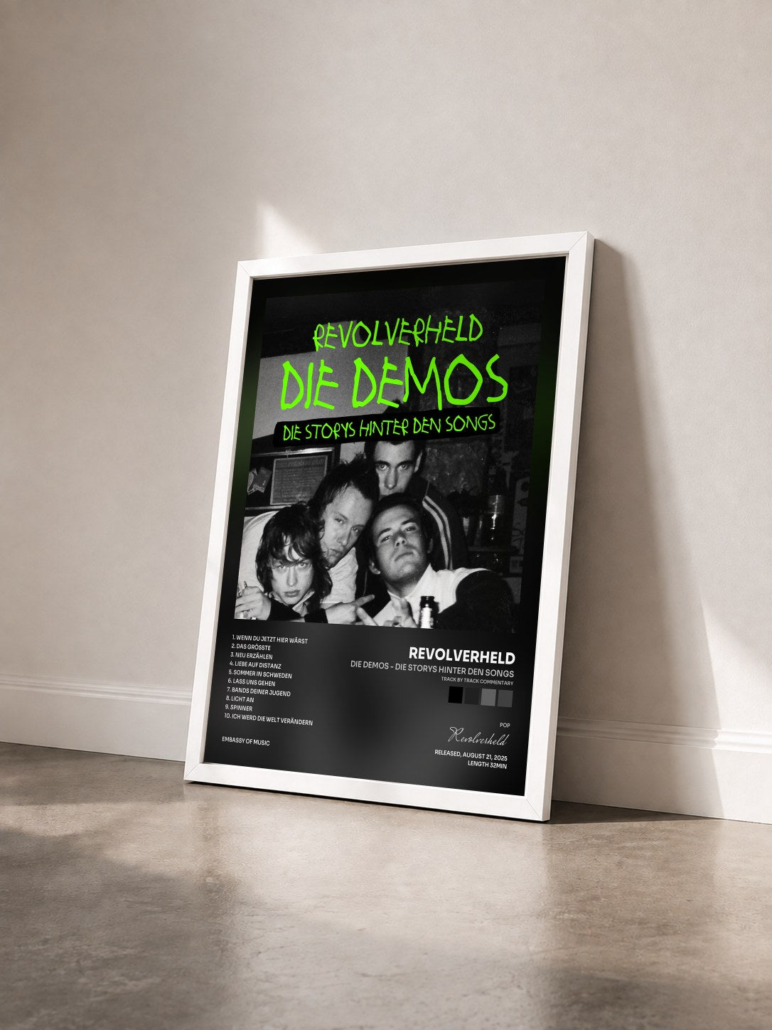 #blanc Tableau de l'album Die Demos - Die Storys hinter den Songs (Track by Track Commentary) de Revolverheld vu de trois quarts, cadre blanc