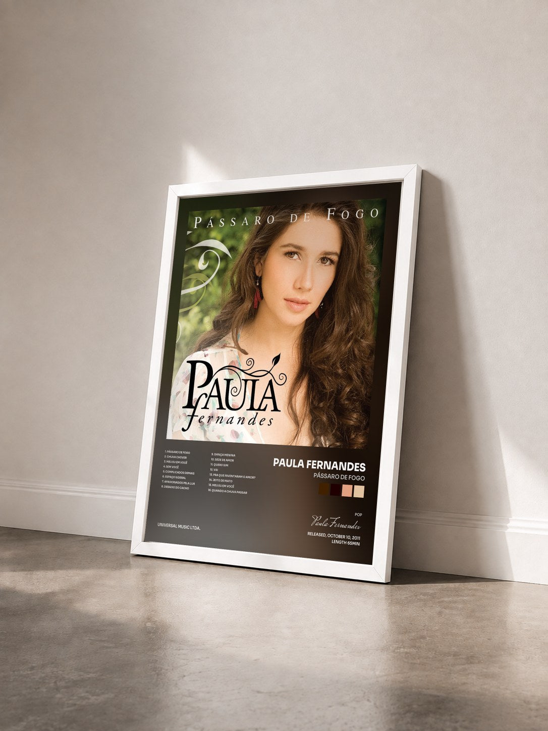 #blanc Tableau de l'album Pássaro De Fogo de Paula Fernandes vu de trois quarts, cadre blanc