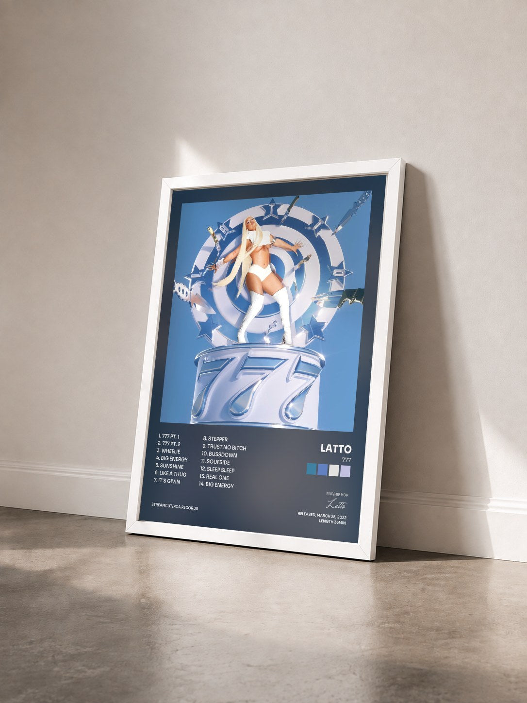 #blanc Tableau de l'album 777 de Latto vu de trois quarts, cadre blanc